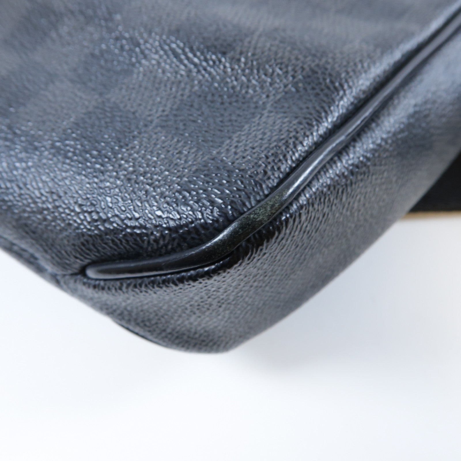 LOUIS VUITTON Damier Graphite District PM銀扣肩背袋黑色/灰色
