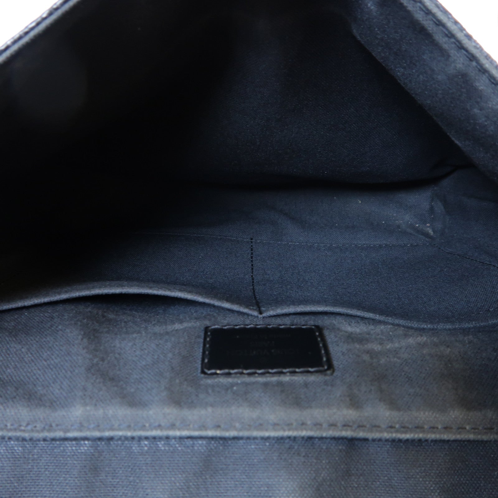 LOUIS VUITTON Damier Graphite District PM銀扣肩背袋黑色/灰色