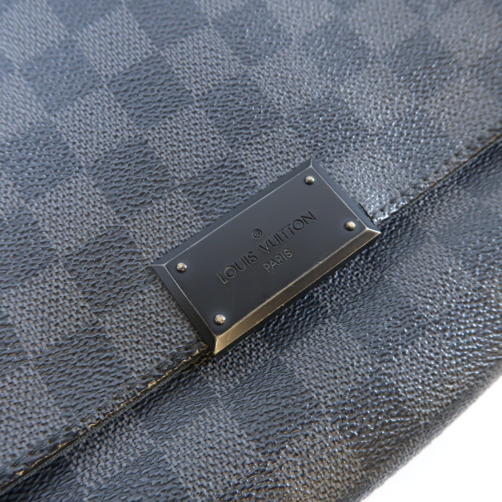 LOUIS VUITTON Damier Graphite District PM銀扣肩背袋黑色/灰色