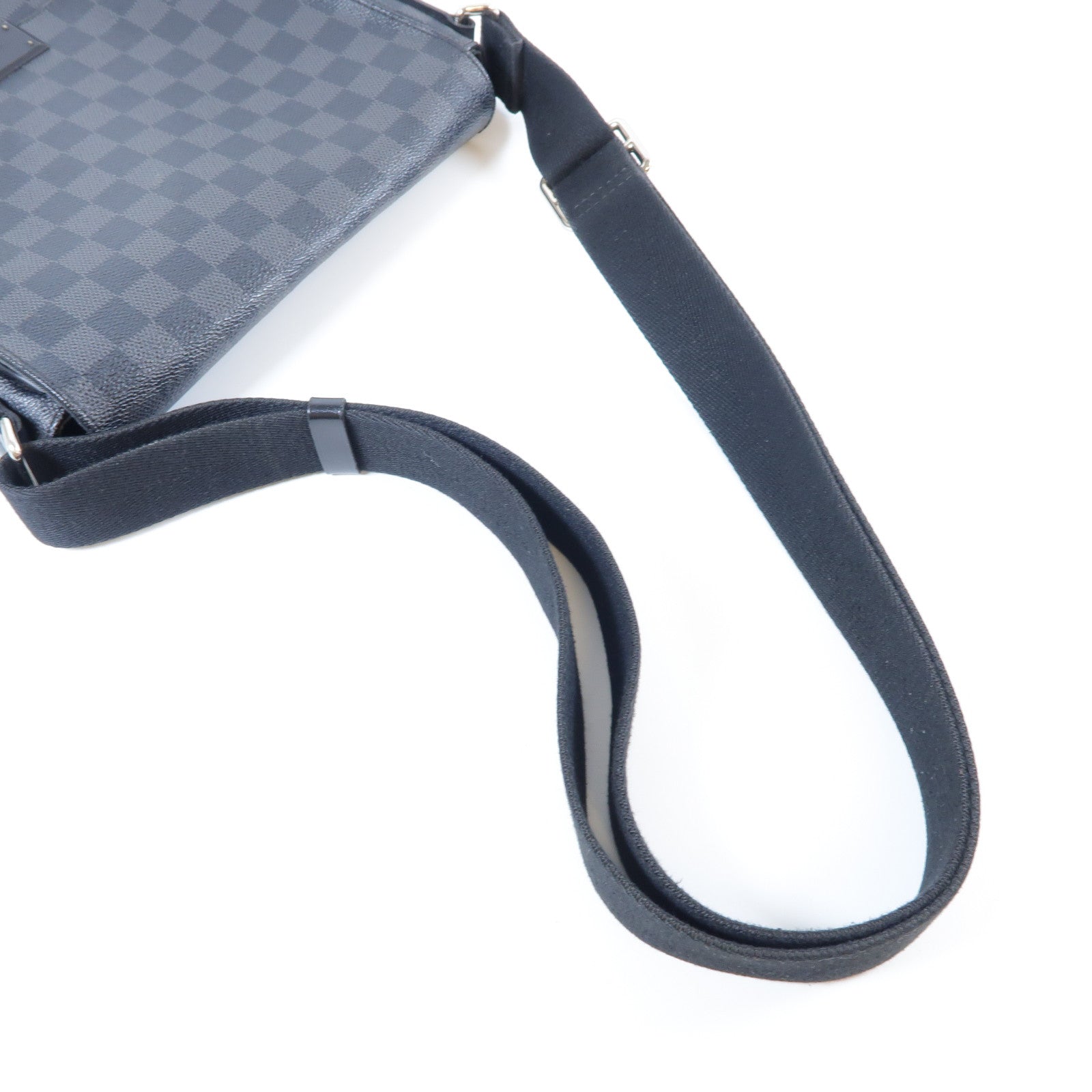 LOUIS VUITTON Damier Graphite District PM銀扣肩背袋黑色/灰色