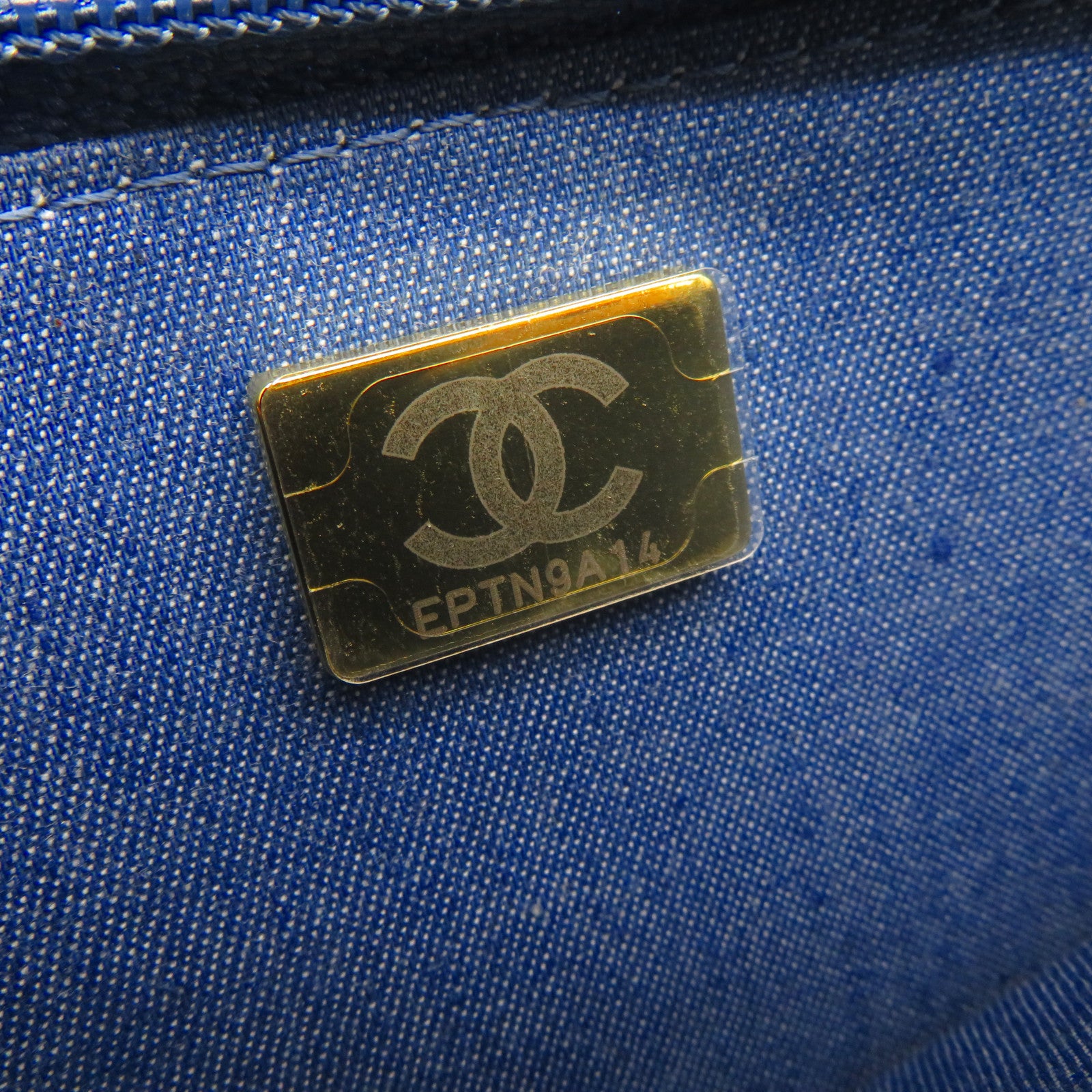 CHANEL 菱格牛仔布WOC金扣肩背袋藍色