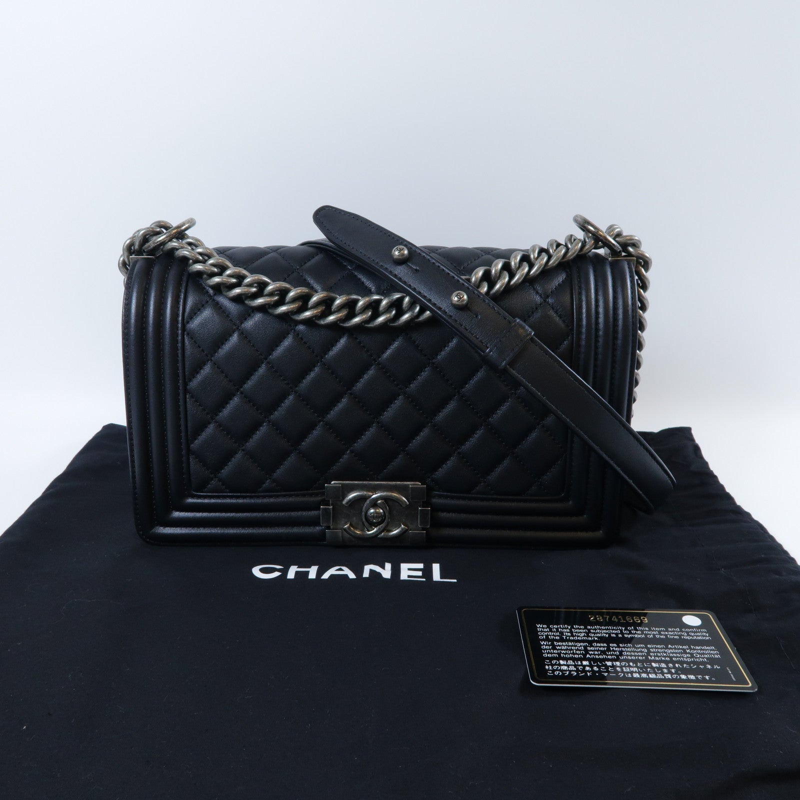 CHANEL 菱格羊皮皮革Boy Chanel銀扣鏈帶肩背袋黑色