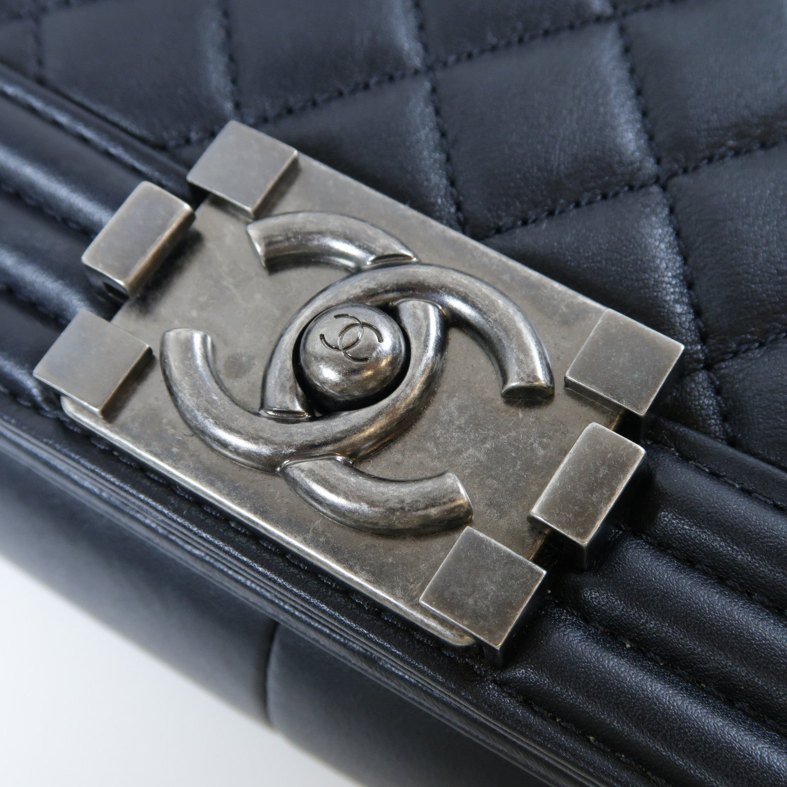 CHANEL 菱格羊皮皮革Boy Chanel銀扣鏈帶肩背袋黑色