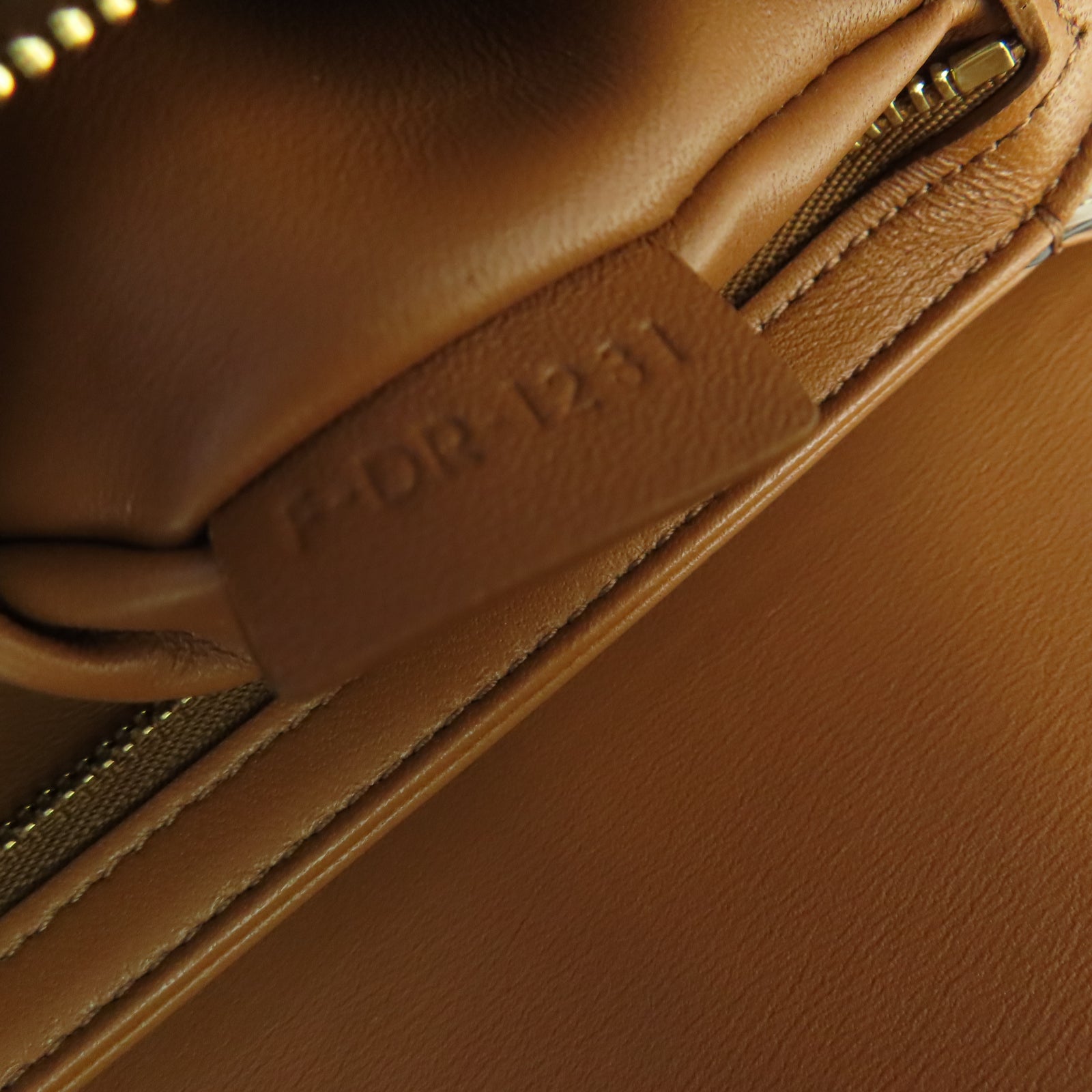 CELINE 牛皮皮革Teen Triomphe Bag金扣肩背袋啡色