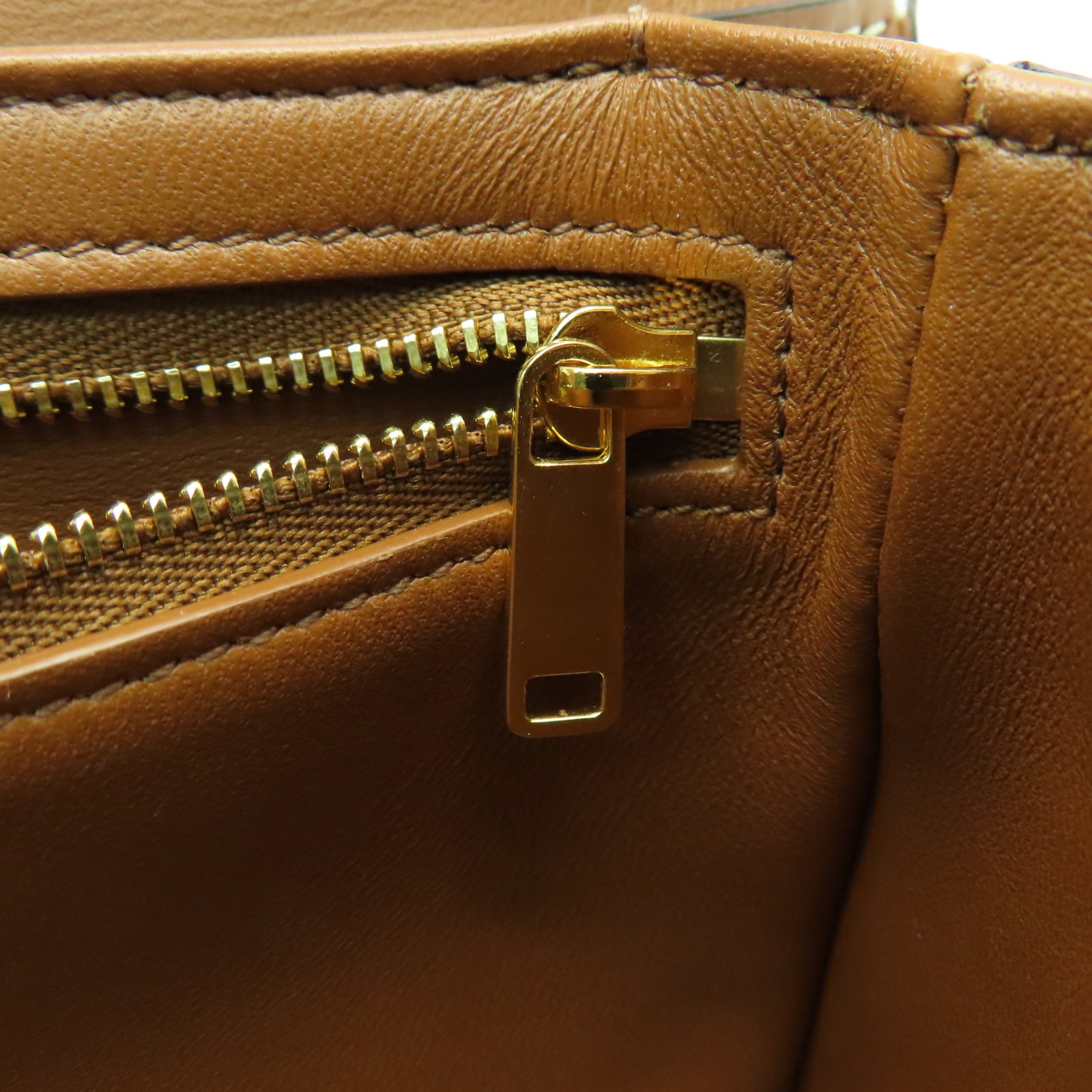 CELINE 牛皮皮革Teen Triomphe Bag金扣肩背袋啡色