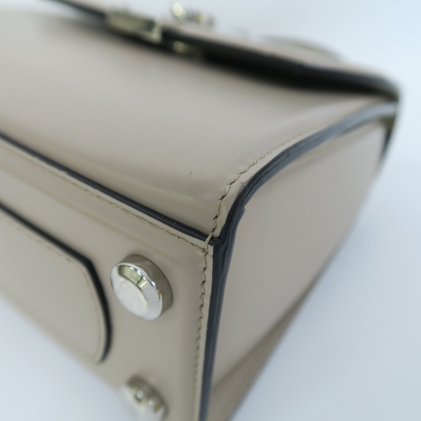 Salvatore Ferragamo 牛皮皮革Tote Bag銀扣手挽肩背兩用袋米色