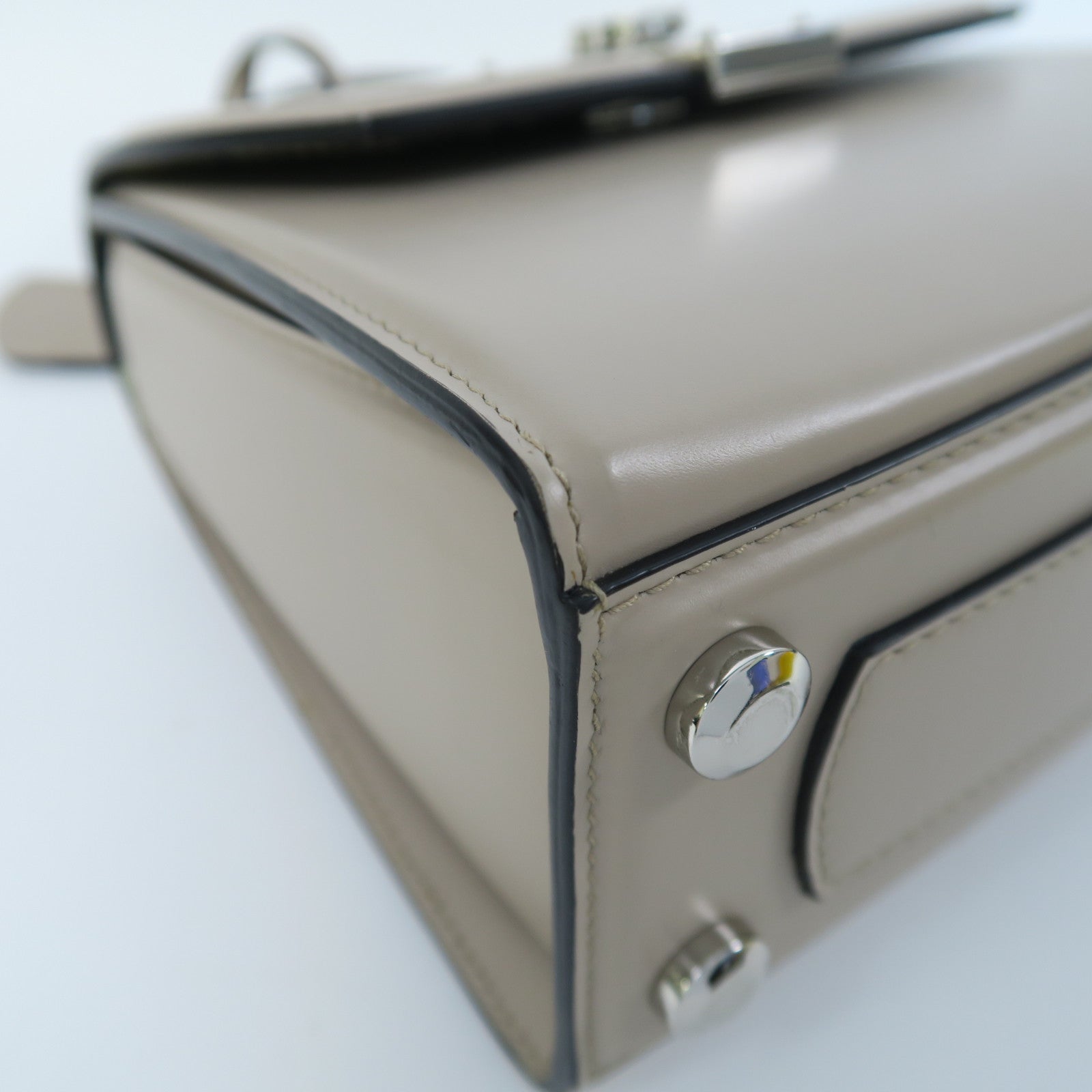 Salvatore Ferragamo 牛皮皮革Tote Bag銀扣手挽肩背兩用袋米色