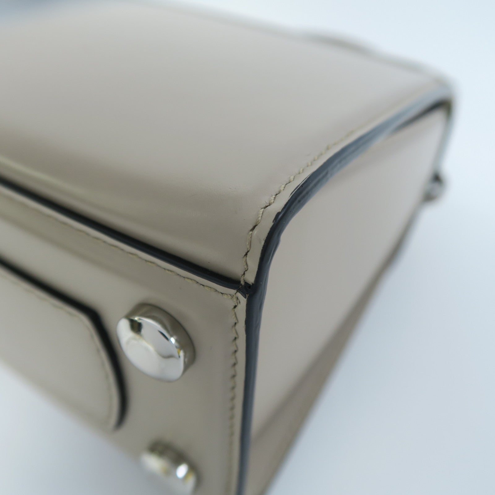 Salvatore Ferragamo 牛皮皮革Tote Bag銀扣手挽肩背兩用袋米色