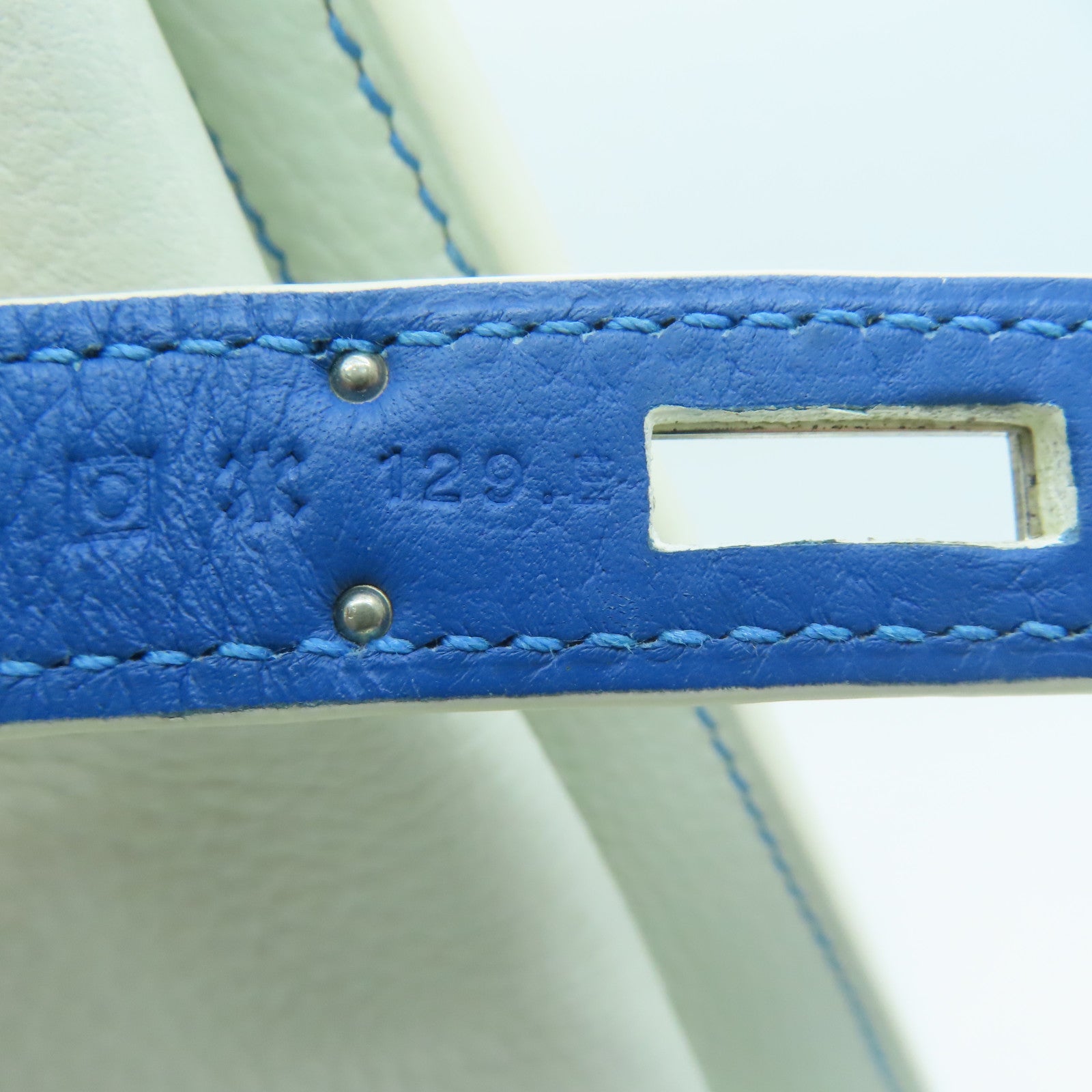 HERMES Clemence皮革So Kelly 22银扣肩背袋White/Bleu Mykonos白色/希腊蓝色