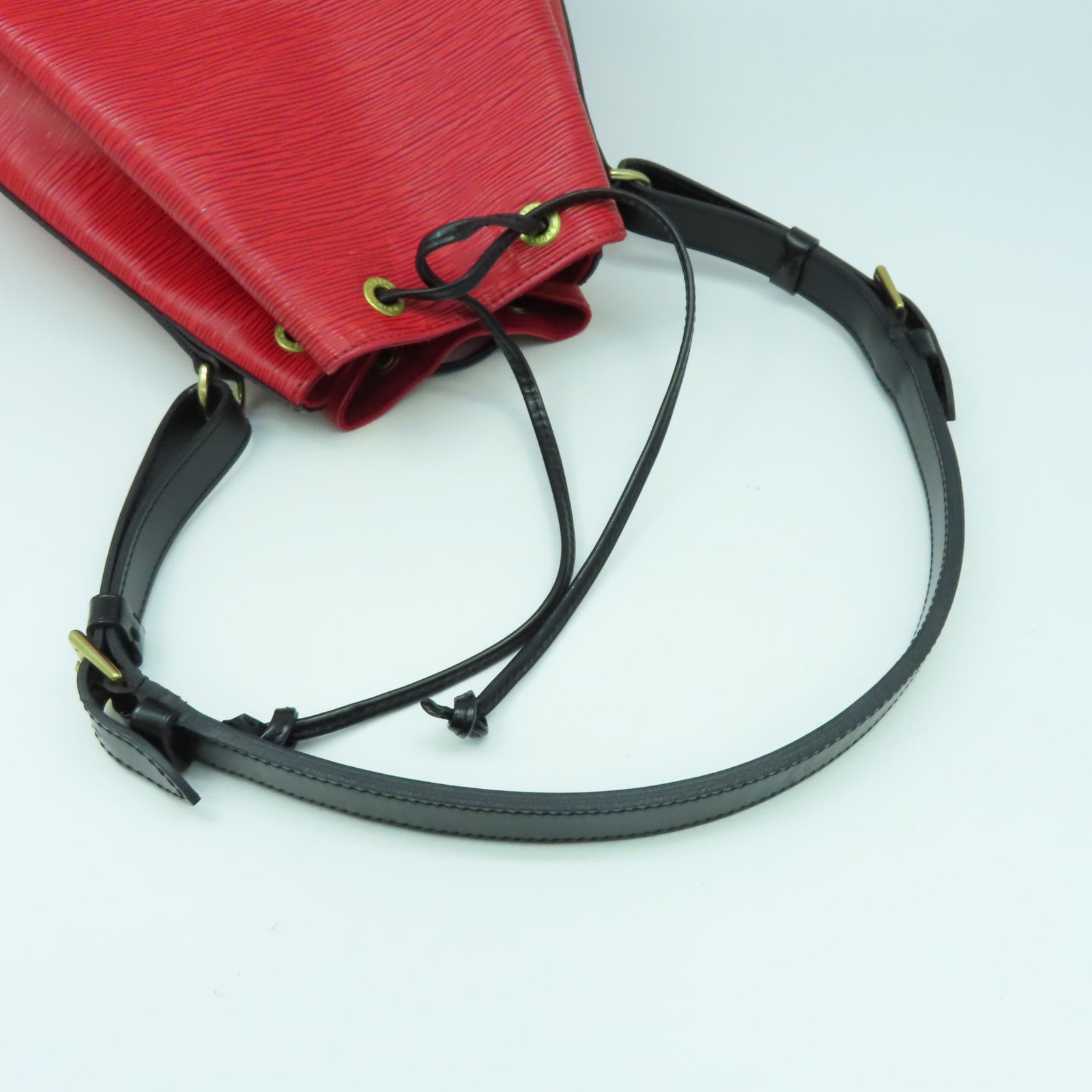 LOUIS VUITTON Epi Petit Noe Bicolor金扣肩背袋紅色/黑色