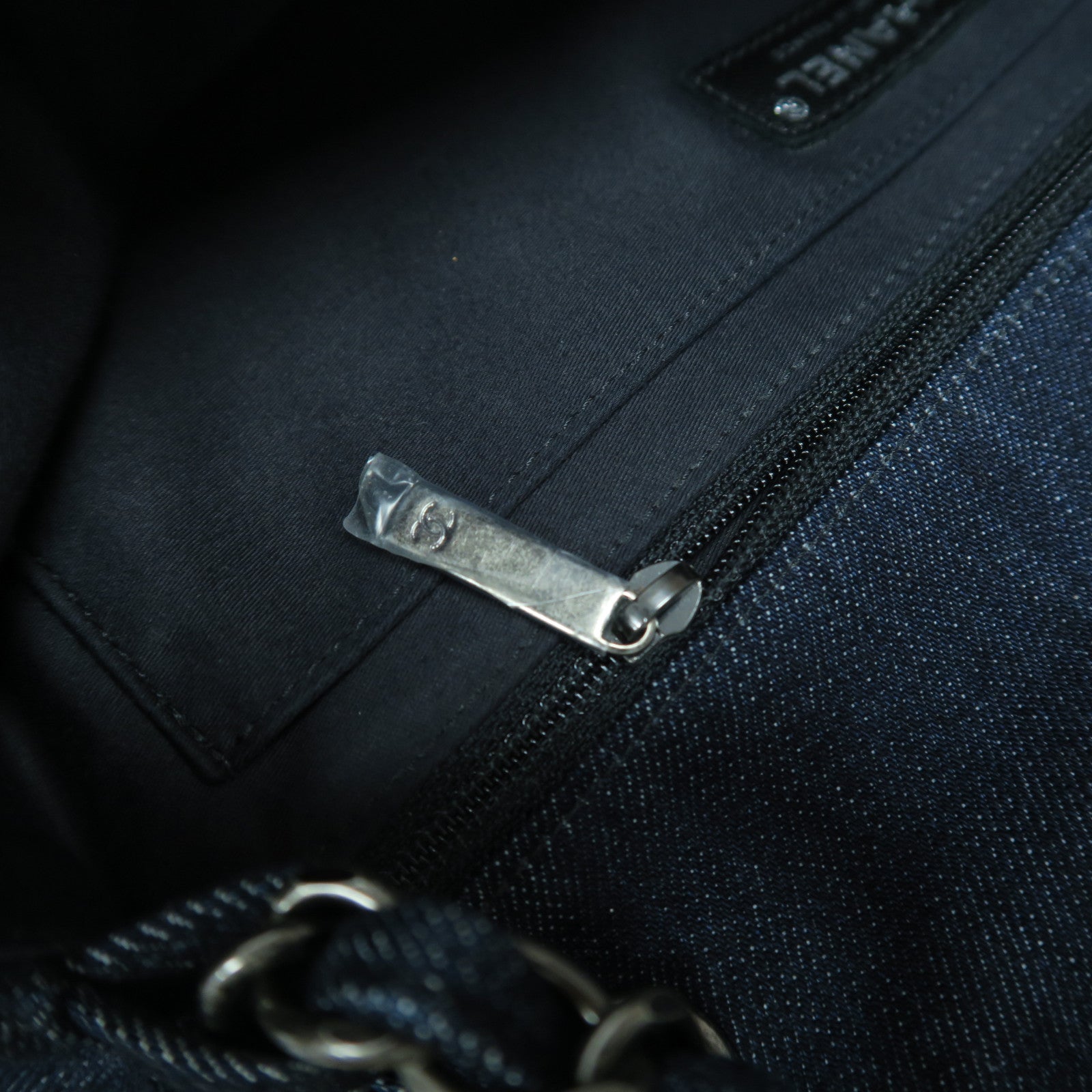 CHANEL 牛仔布Chain Shoulder Bag銀扣鏈帶肩背袋深藍色