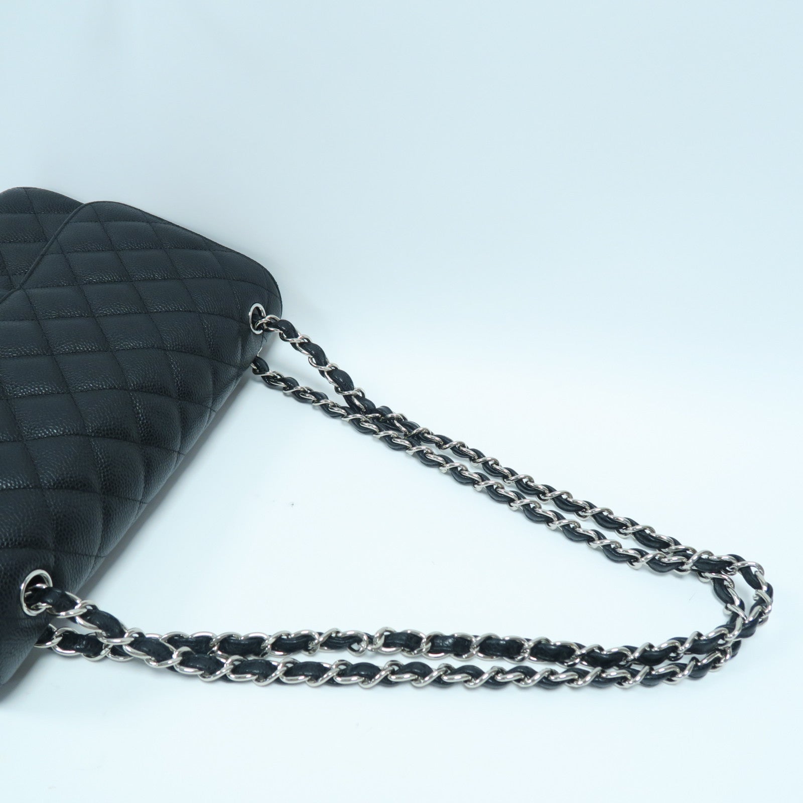 CHANEL 菱格Caviar皮革Classic Flap Jumbo銀扣鏈帶肩背袋黑色