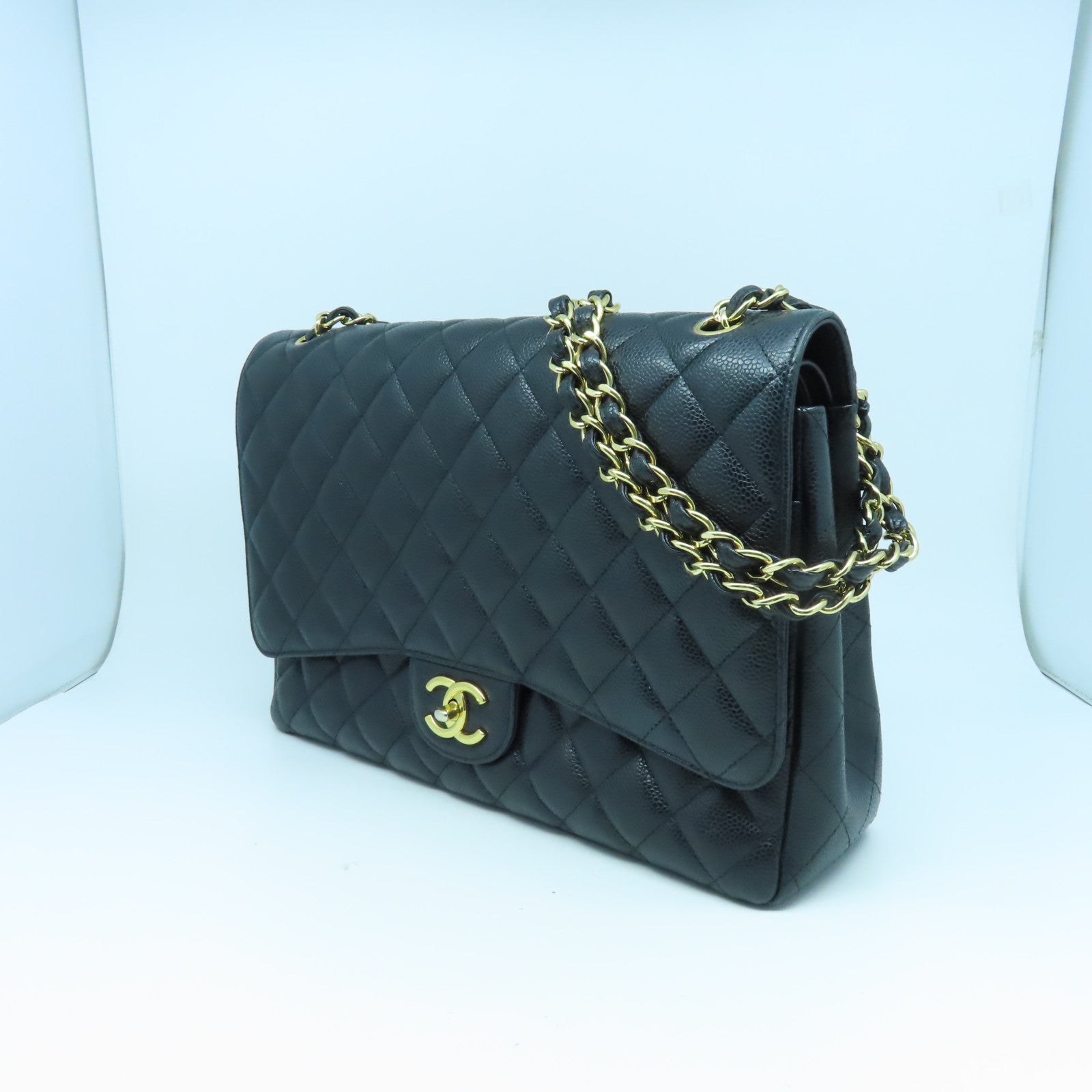CHANEL 菱格Caviar皮革Maxi Jumbo金扣鏈帶肩背袋黑色