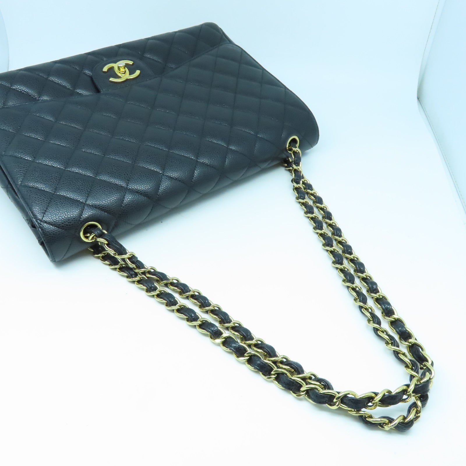 CHANEL 菱格Caviar皮革Maxi Jumbo金扣鏈帶肩背袋黑色