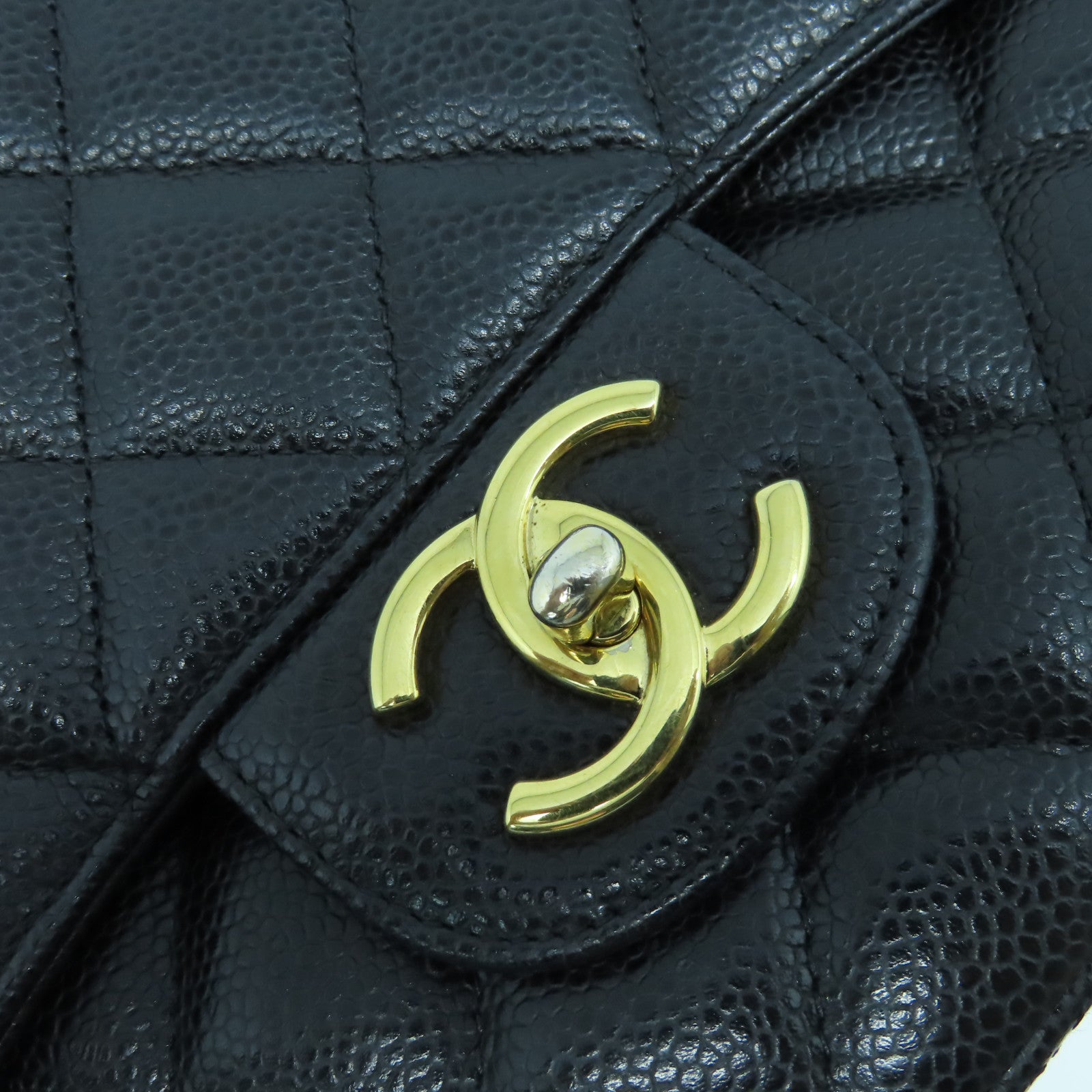 CHANEL 菱格Caviar皮革Maxi Jumbo金扣鏈帶肩背袋黑色