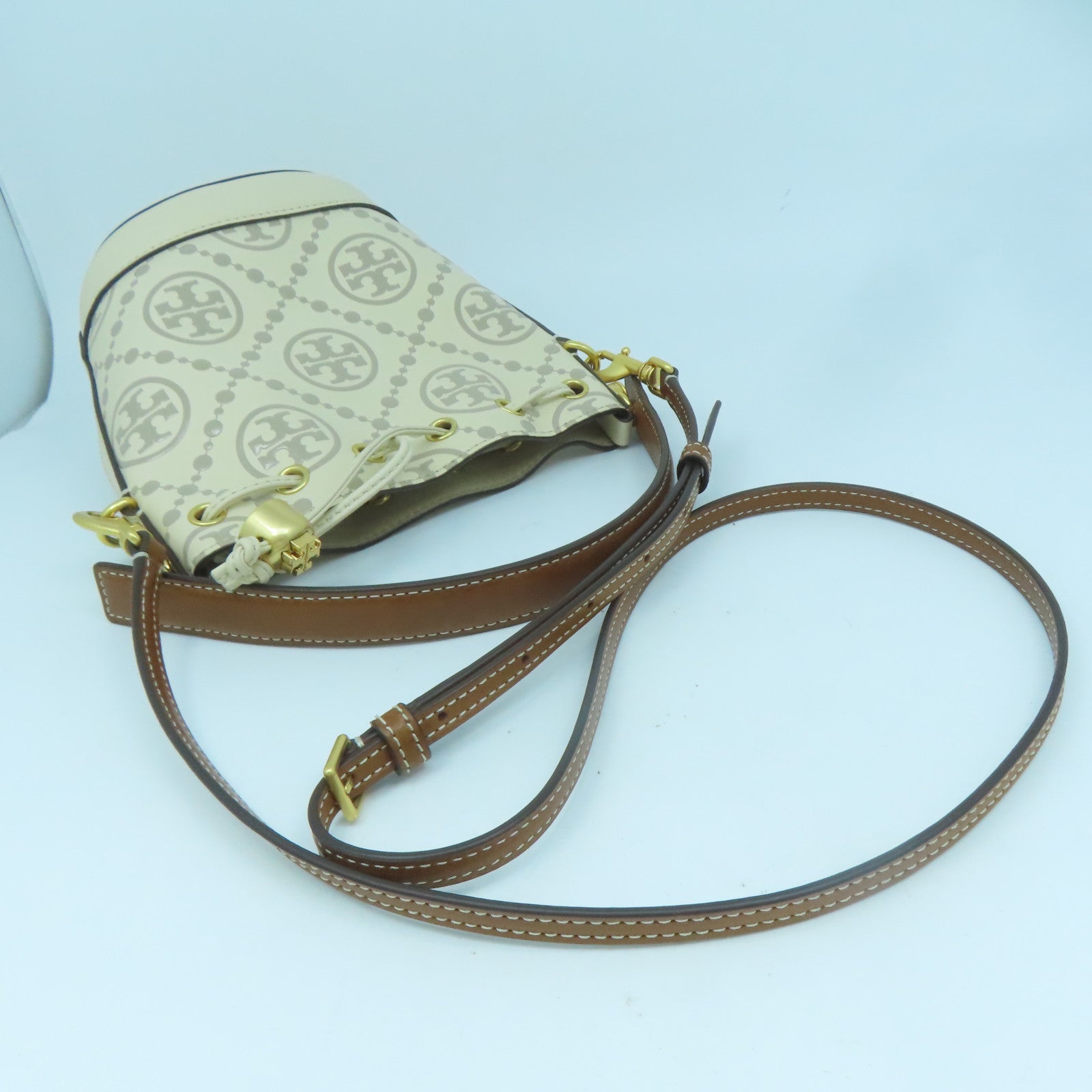 Tory Burch 牛皮皮革T Monogram Embossed Mini Bucket Bag金扣手挽肩背兩用袋米色/灰色