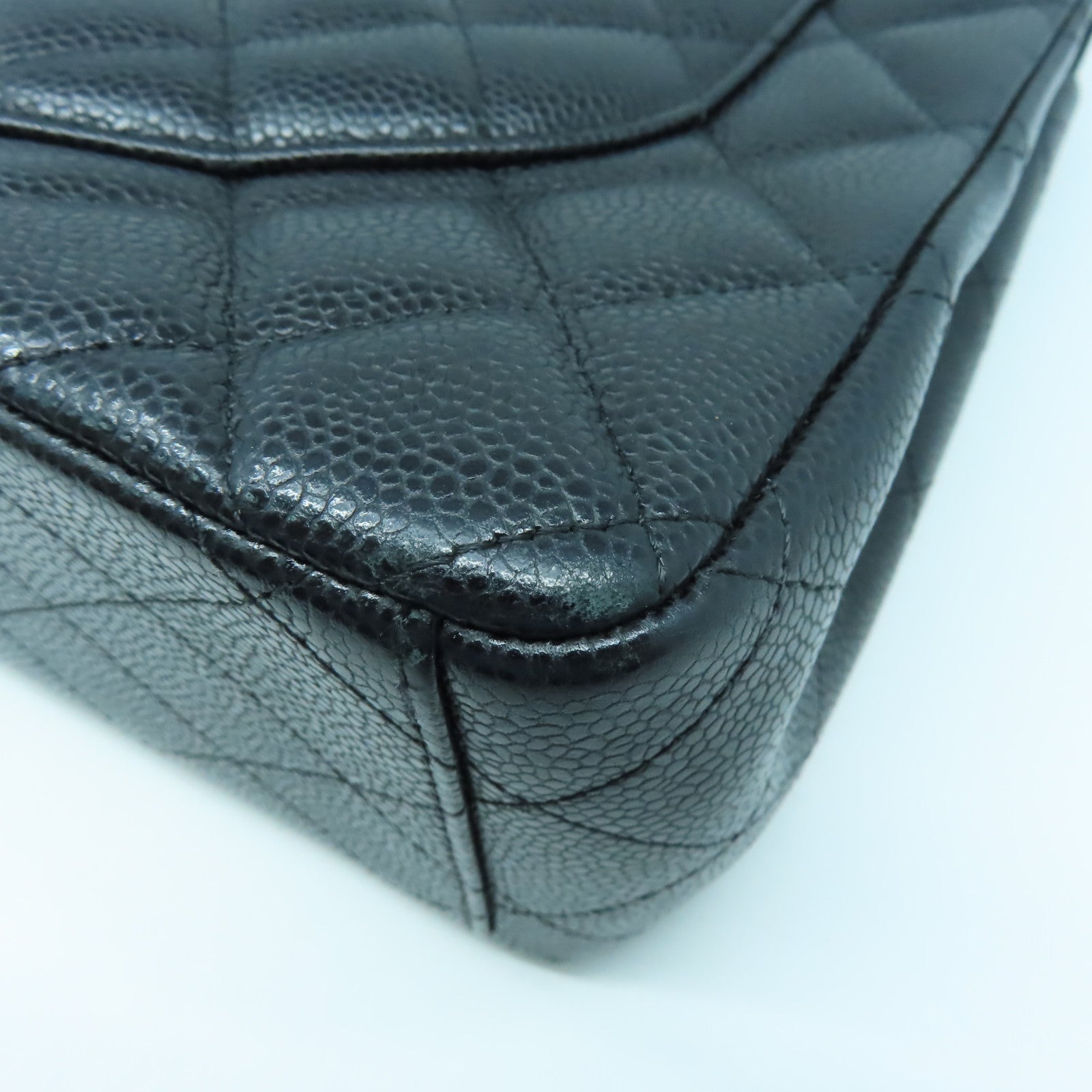 CHANEL 菱格Caviar皮革Maxi Jumbo金扣鏈帶肩背袋黑色