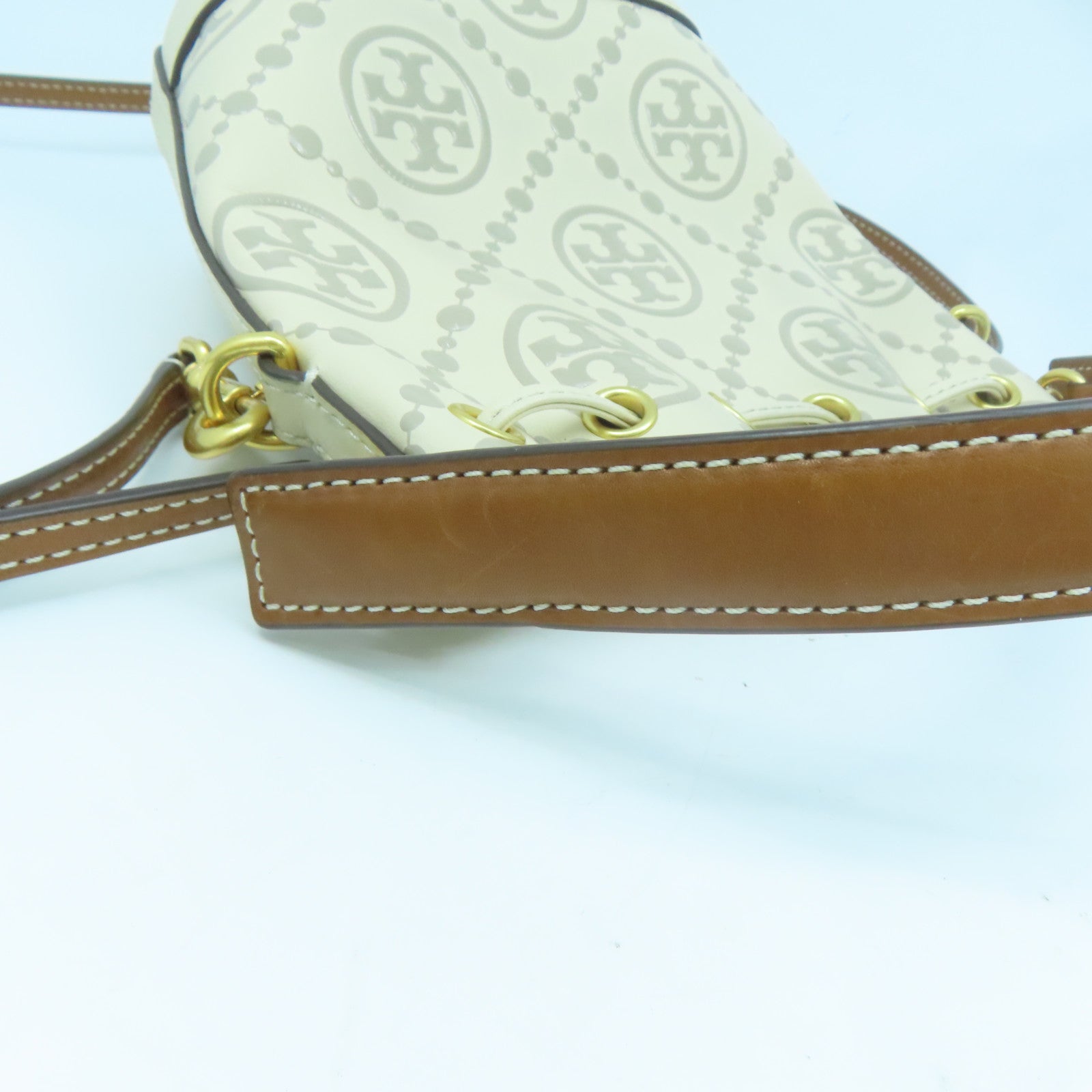 Tory Burch 牛皮皮革T Monogram Embossed Mini Bucket Bag金扣手挽肩背兩用袋米色/灰色