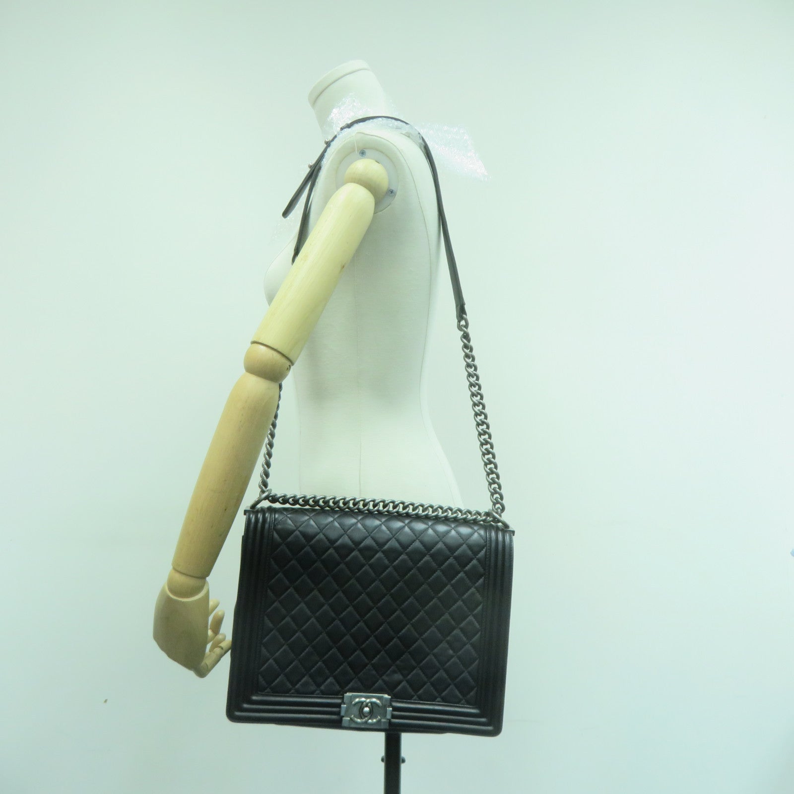 CHANEL 菱格羊皮皮革Boy 30cm银扣链带肩背袋黑色