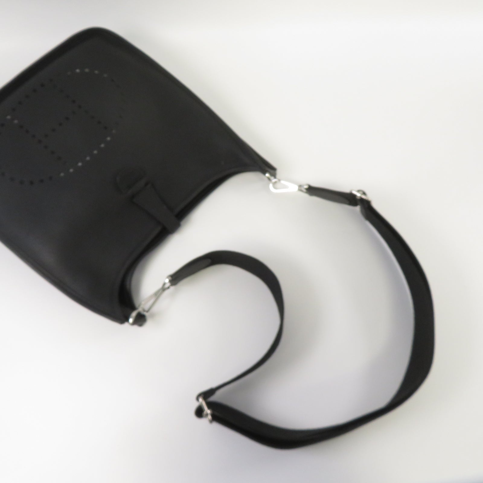 HERMES Clemence皮革Evelyne PM銀扣肩背袋Noir黑色