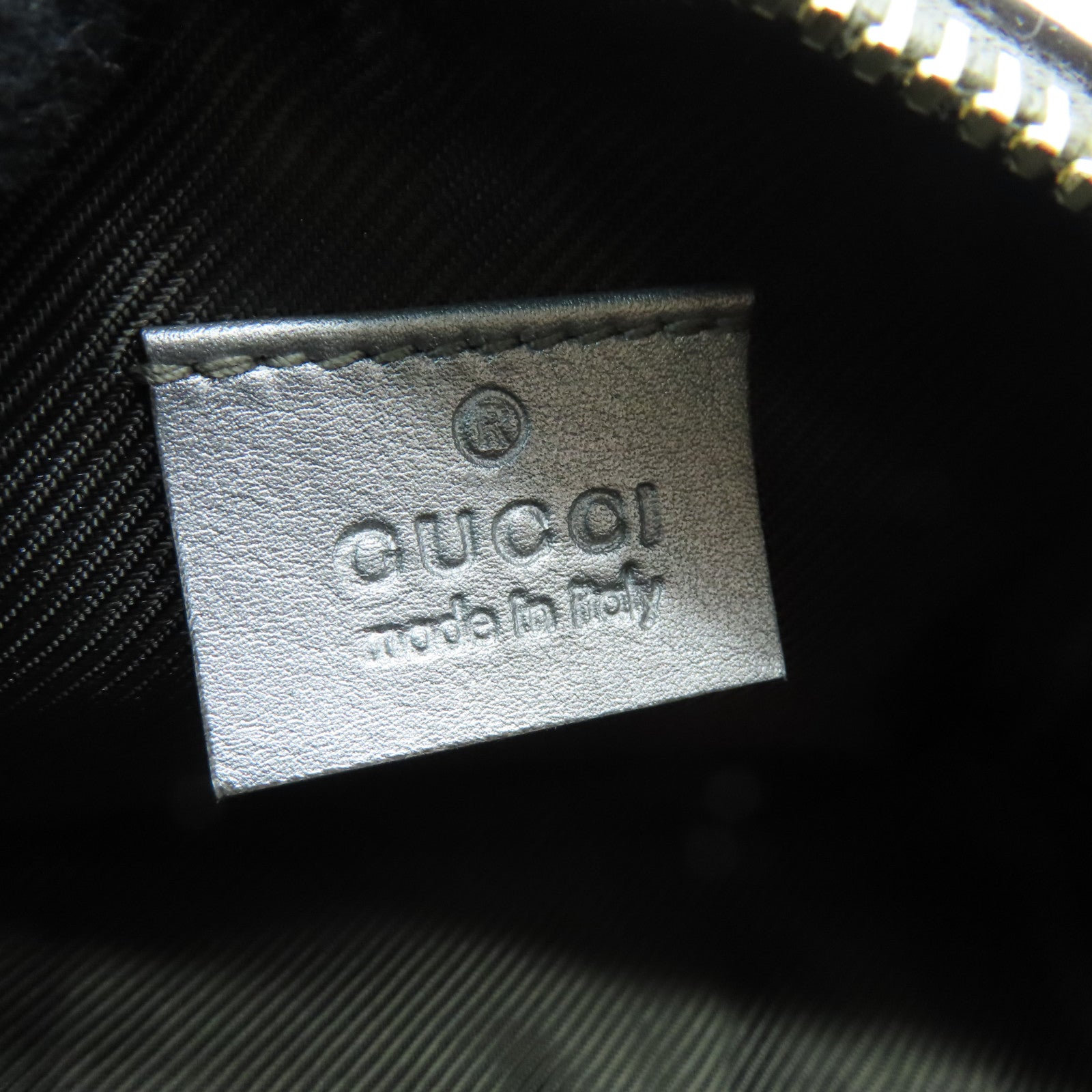 GUCCI 牛皮皮革Pouch金扣手拿包銀色