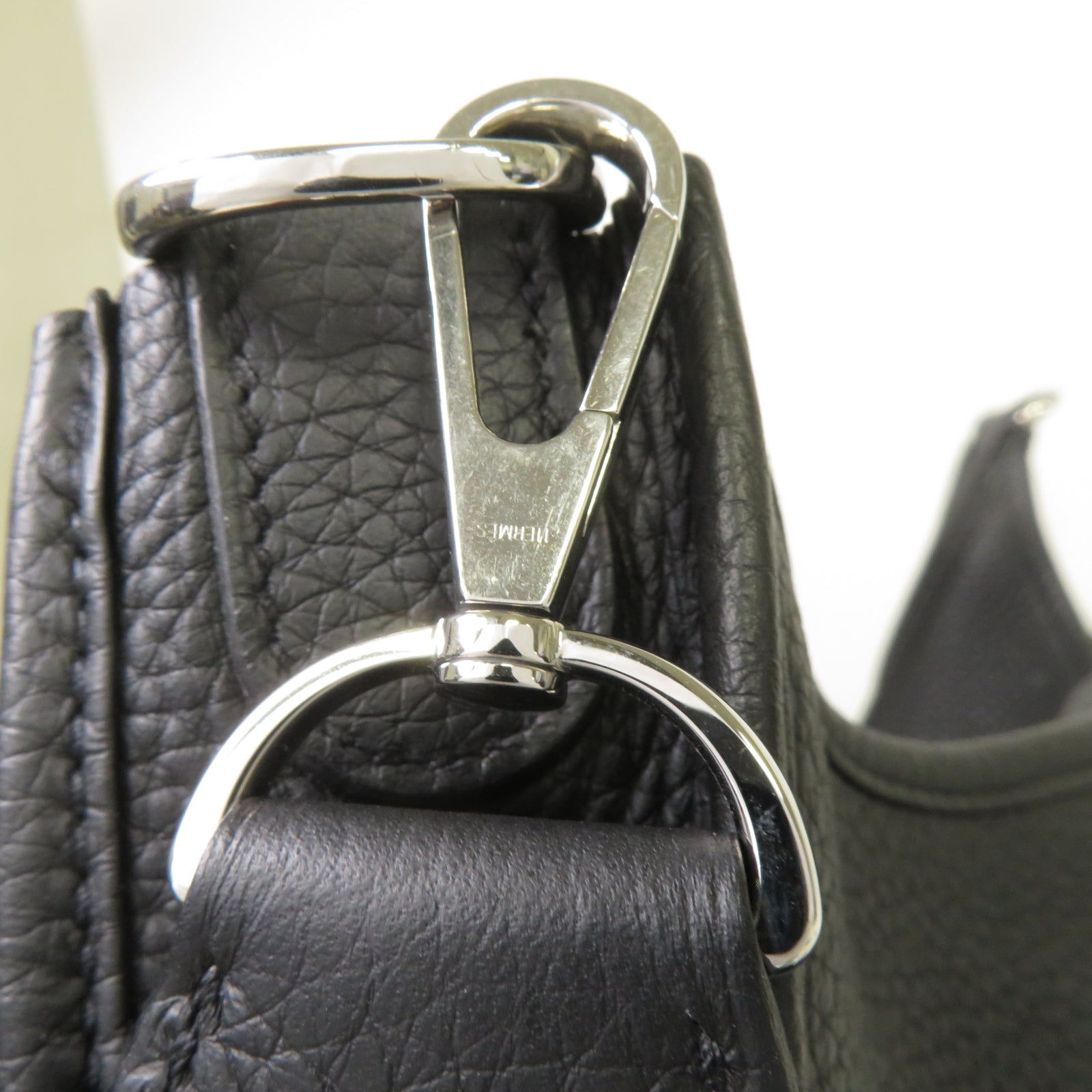 HERMES Clemence皮革Evelyne PM銀扣肩背袋Noir黑色