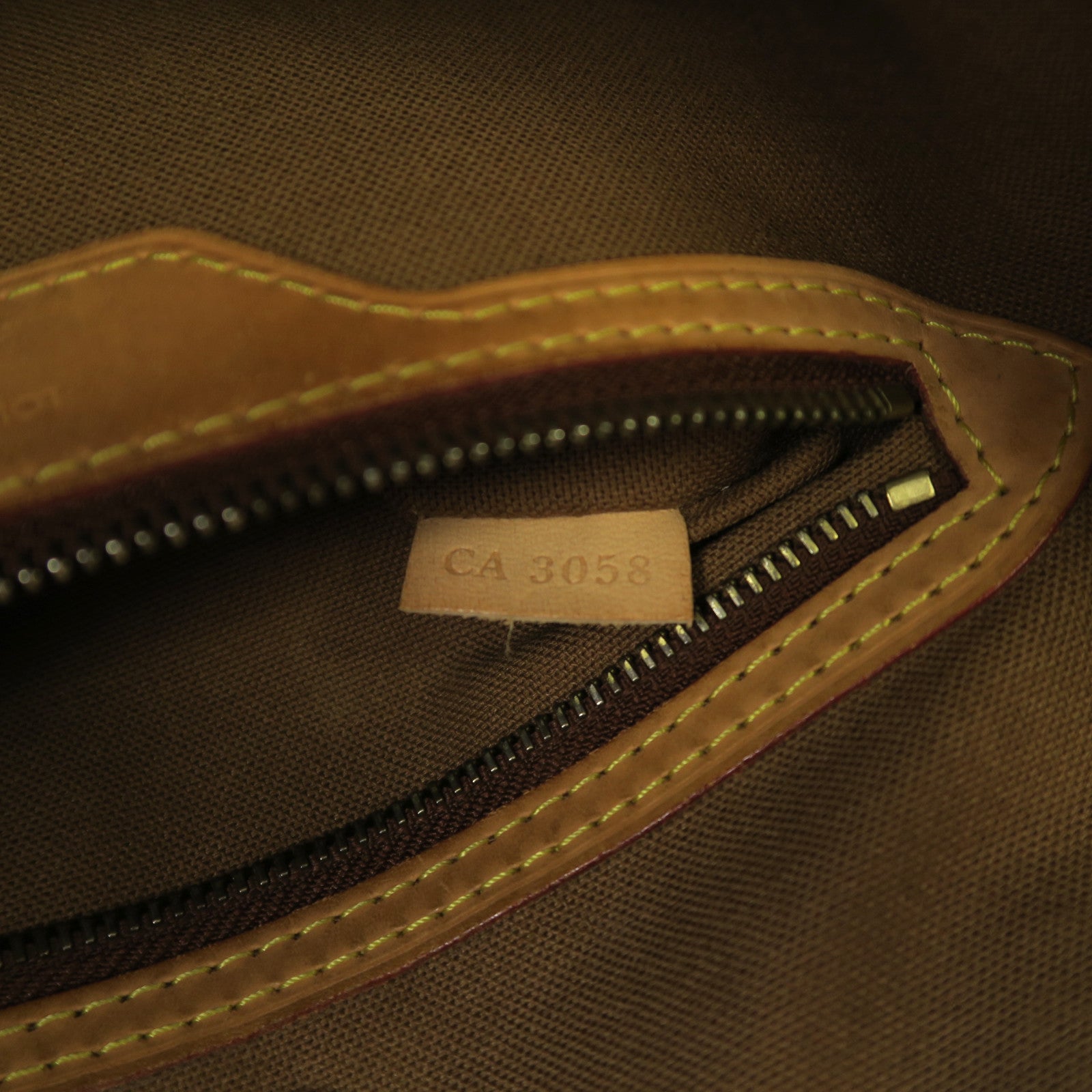 LOUIS VUITTON Monogram Batignolles Vertical金扣手挽袋啡色