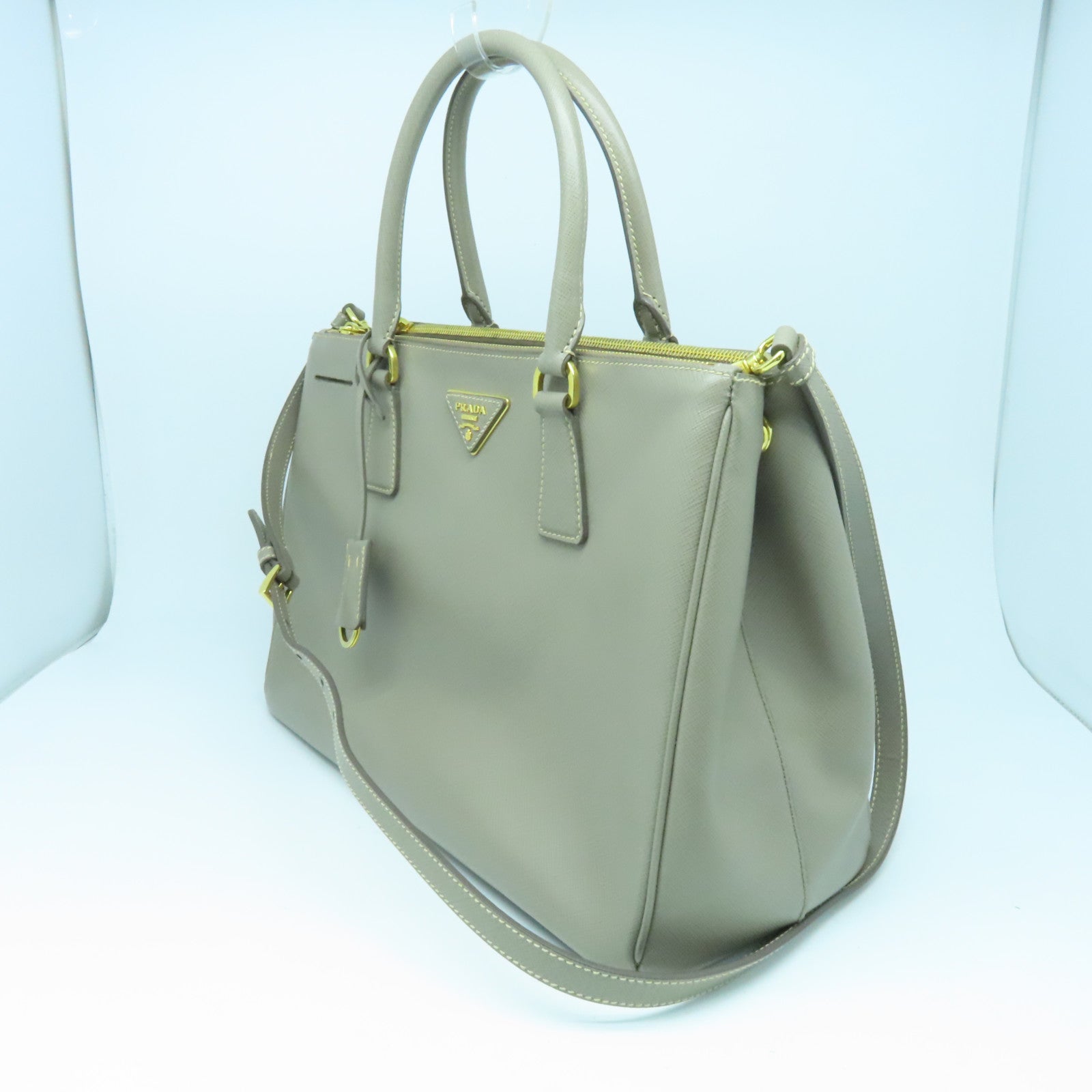 PRADA Saffiano皮革Galleria金扣手挽肩背两用袋灰褐色