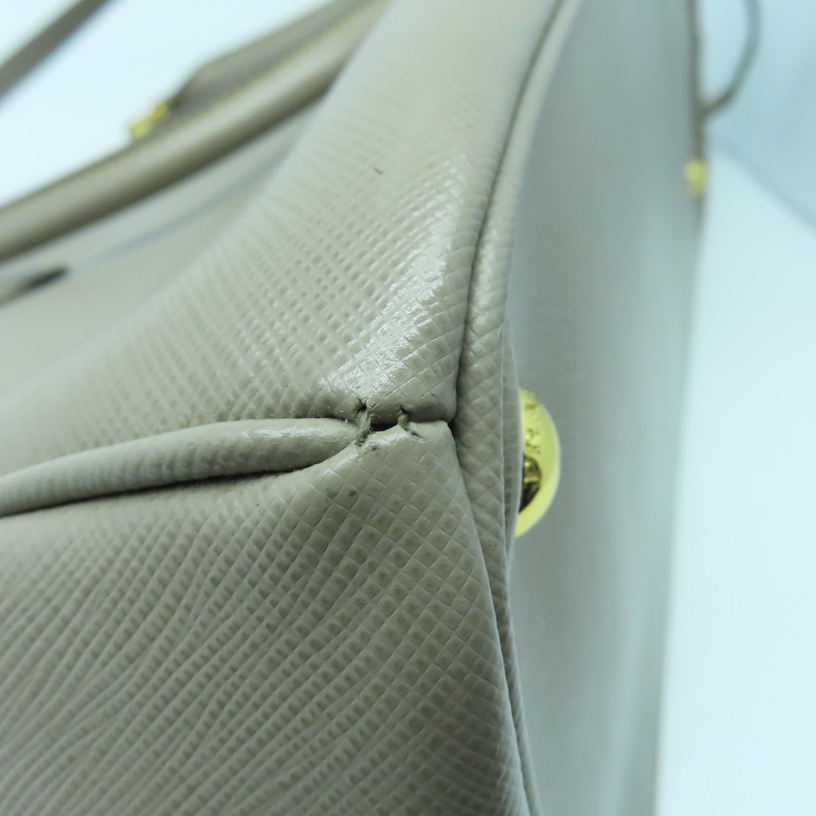 PRADA Saffiano皮革Galleria金扣手挽肩背两用袋灰褐色