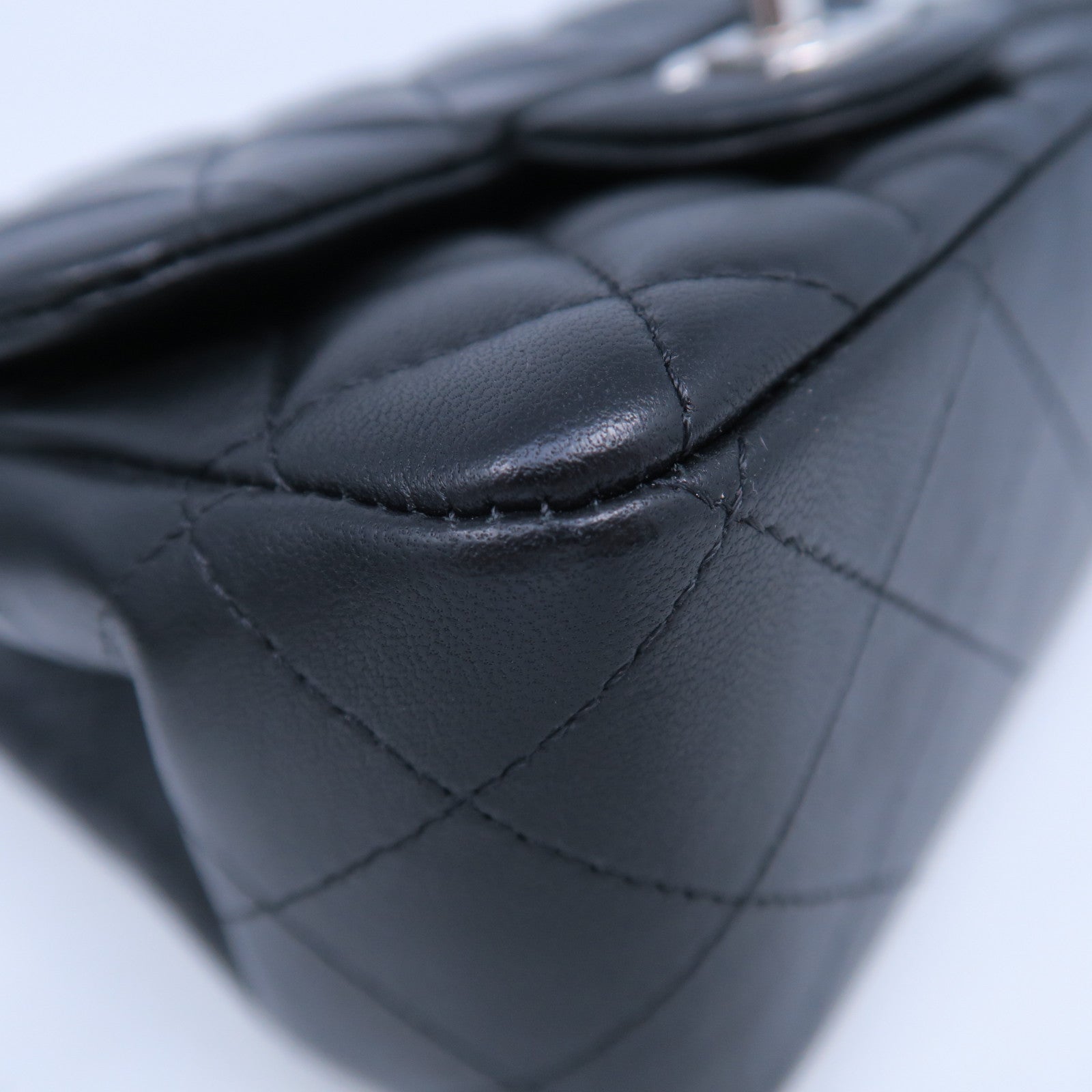 CHANEL 菱格羊皮皮革Mini Square銀扣鏈帶肩背袋黑色