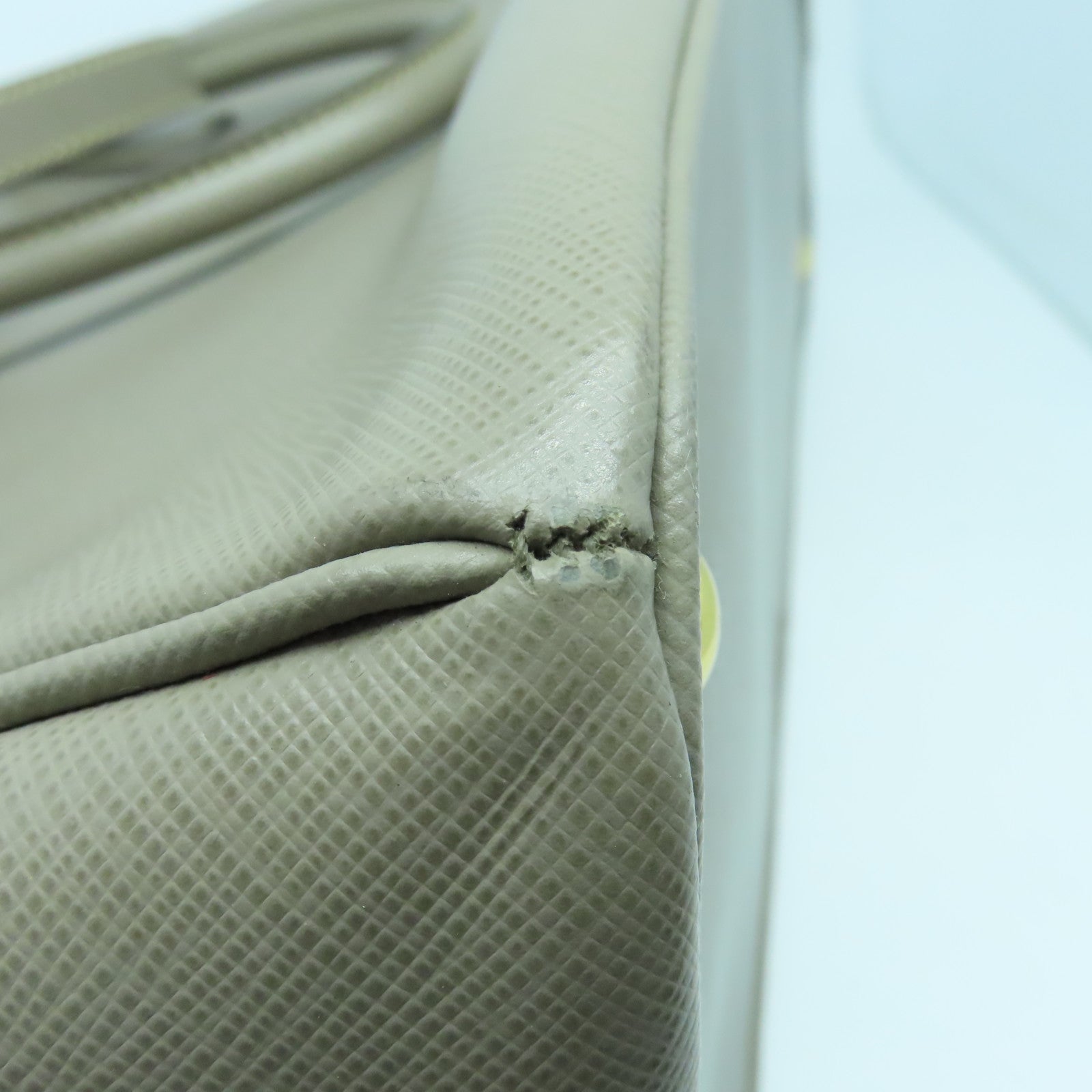 PRADA Saffiano皮革Galleria金扣手挽肩背两用袋灰褐色