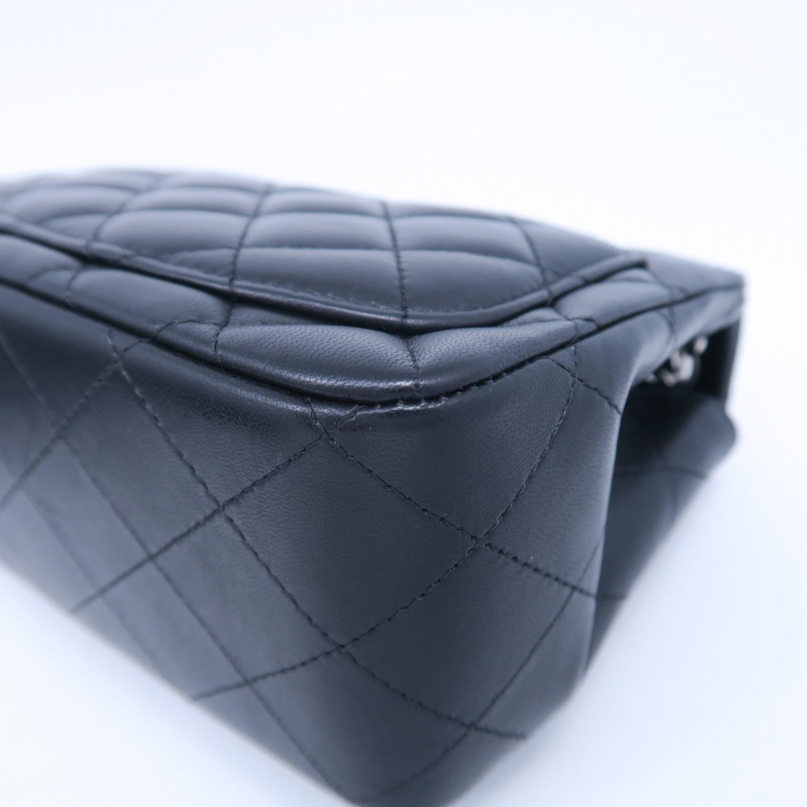 CHANEL 菱格羊皮皮革Mini Square銀扣鏈帶肩背袋黑色