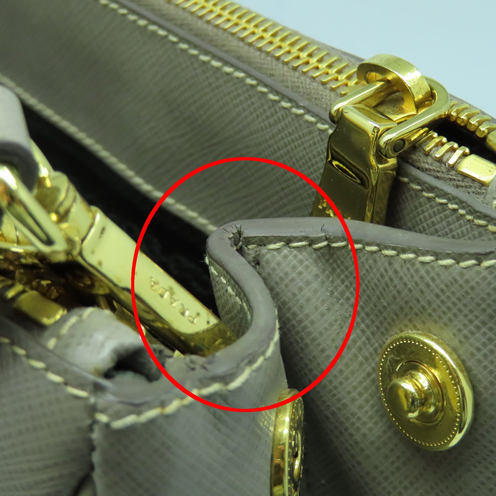 PRADA Saffiano皮革Galleria金扣手挽肩背两用袋灰褐色