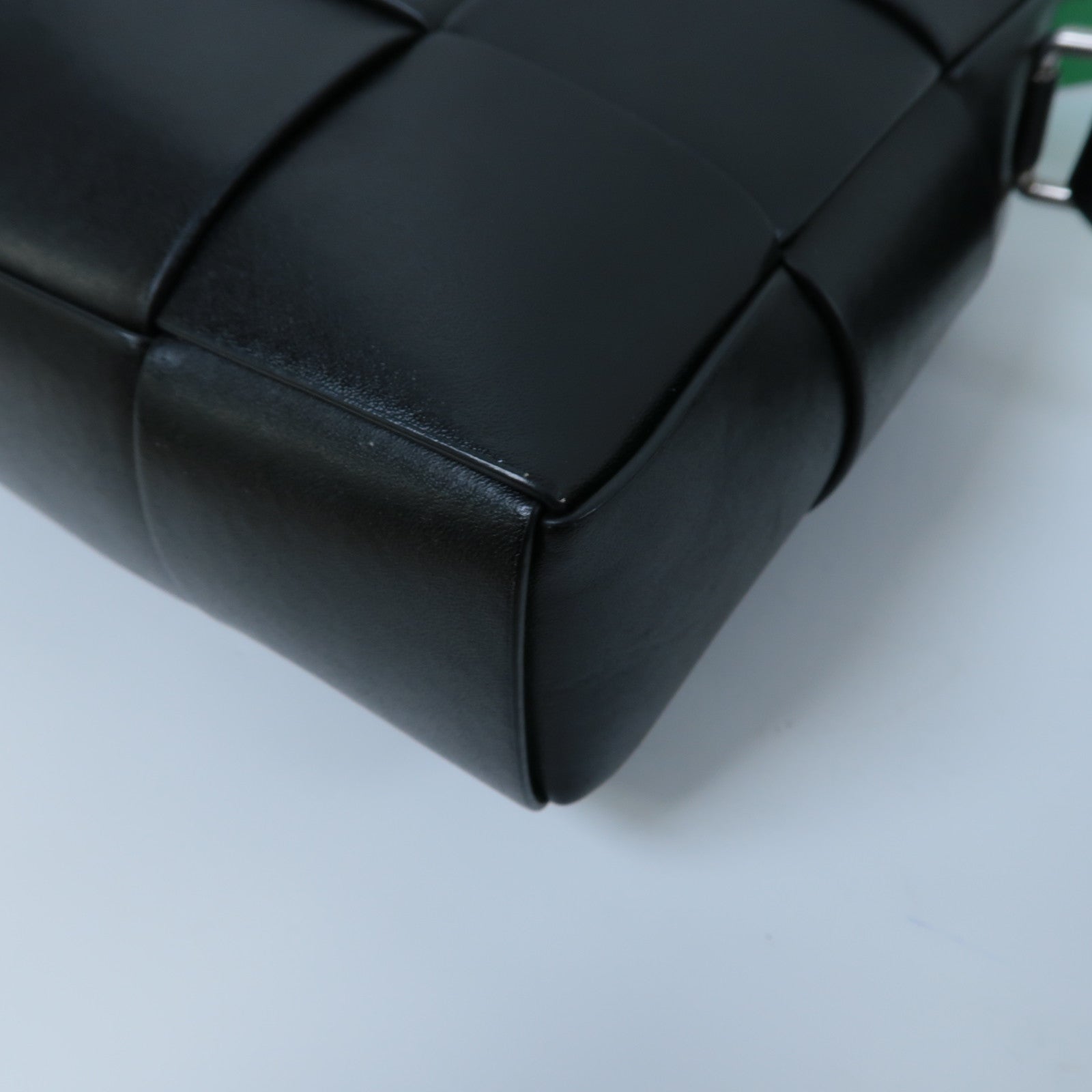 BOTTEGA VENETA 織紋牛皮皮革Cassette Camera Bag銀扣肩背袋黑色/綠色
