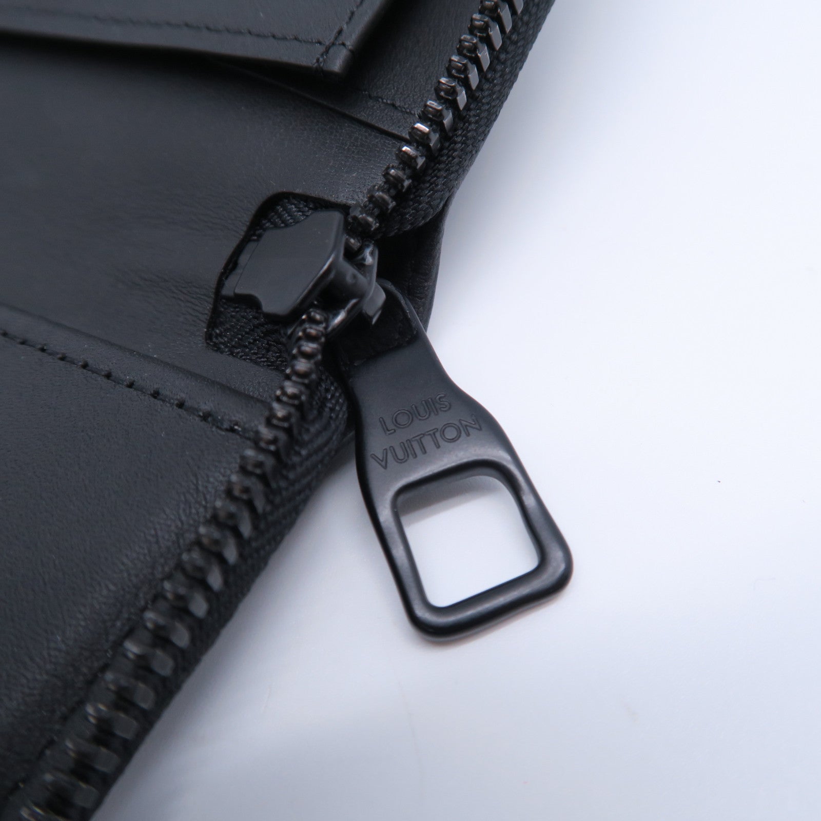 LOUIS VUITTON Monogram Taurillon Zippy Vertical Wallet長錢包黑色