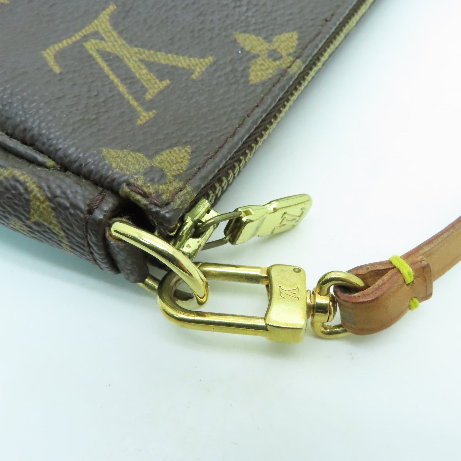 LOUIS VUITTON Monogram Pochette Accessories金扣手提包啡色