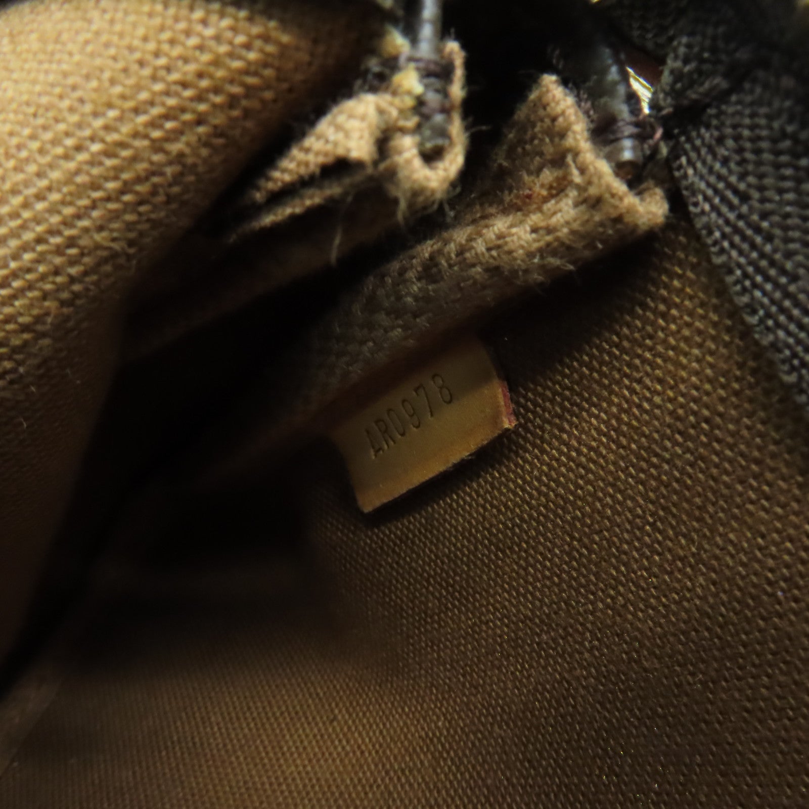 LOUIS VUITTON Monogram Pochette Accessories金扣手提包啡色