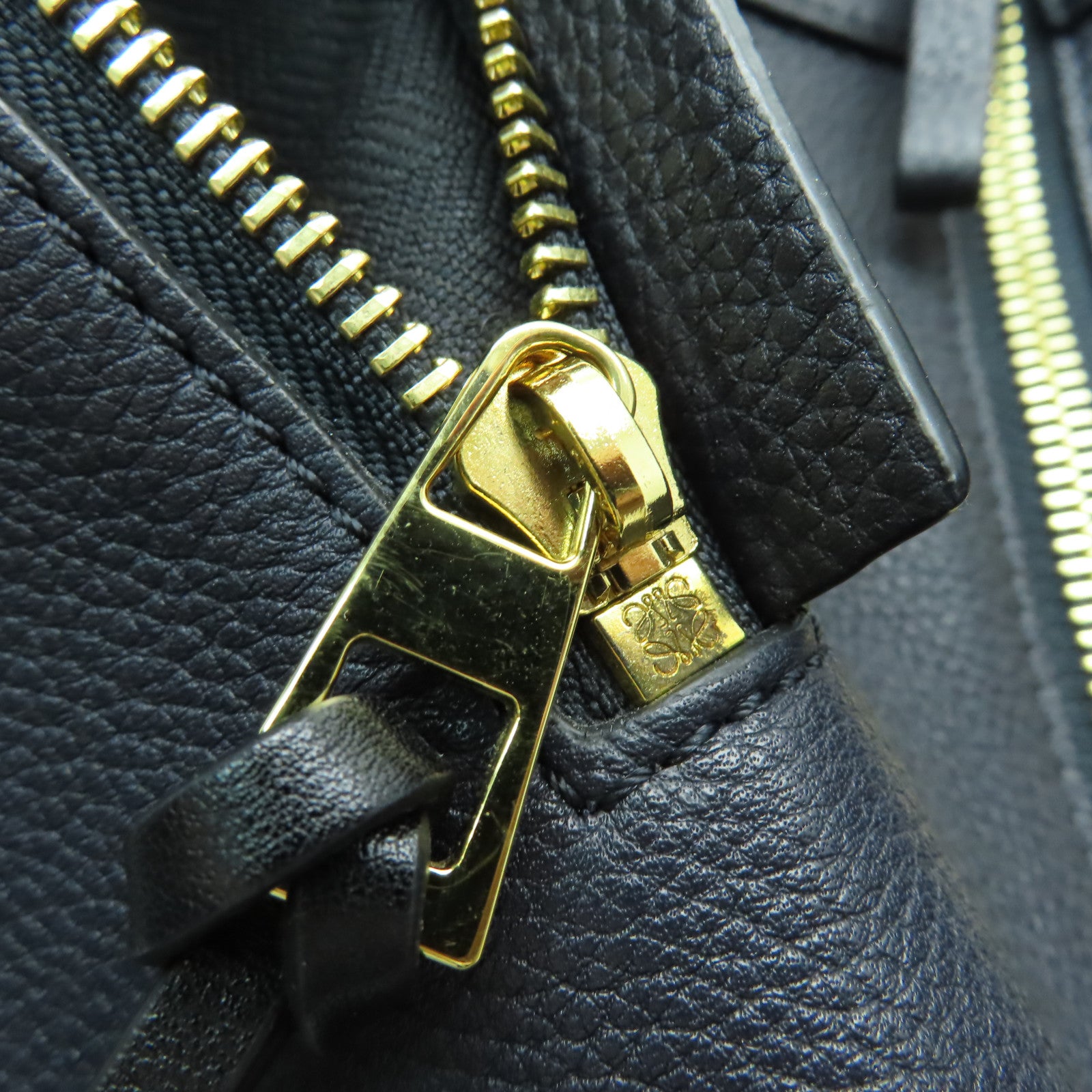 LOEWE 牛皮皮革Hammock Medium金扣手挽肩背兩用袋黑色