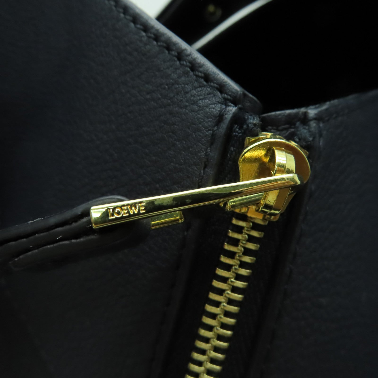 LOEWE 牛皮皮革Hammock Medium金扣手挽肩背兩用袋黑色