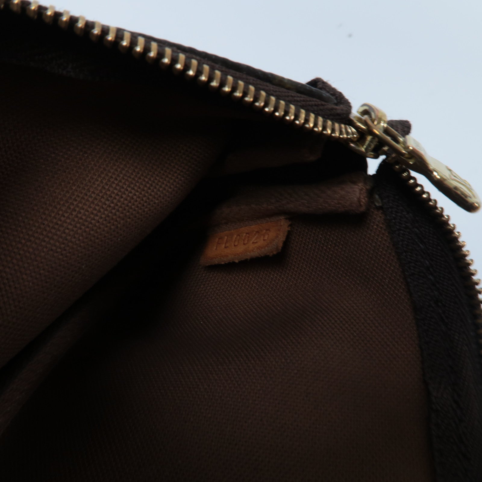 LOUIS VUITTON Monogram Mini Pochette Accessoires金扣手挽袋啡色
