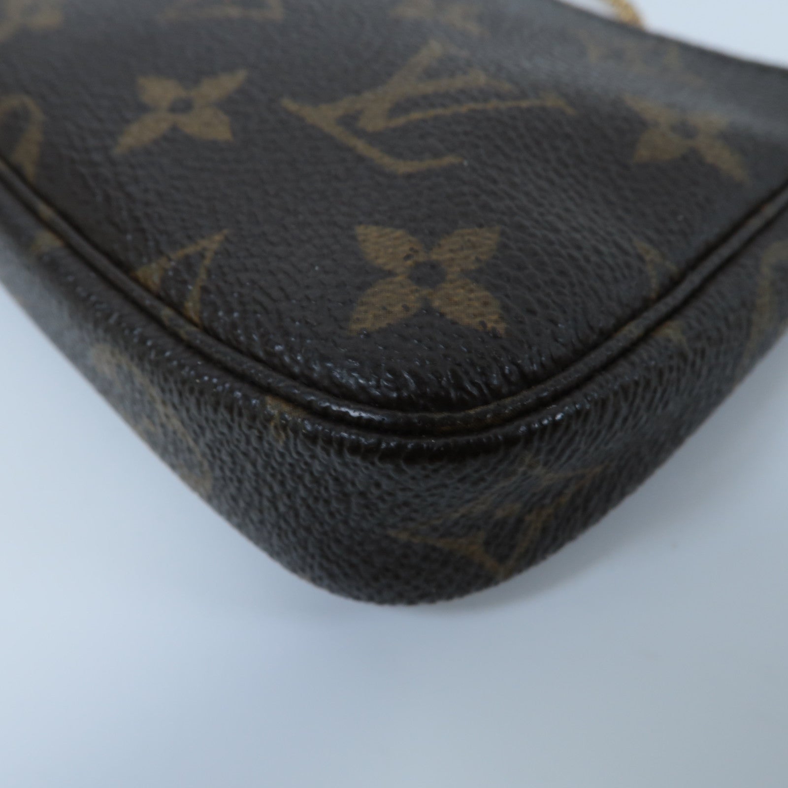 LOUIS VUITTON Monogram Mini Pochette Accessoires金扣手挽袋啡色