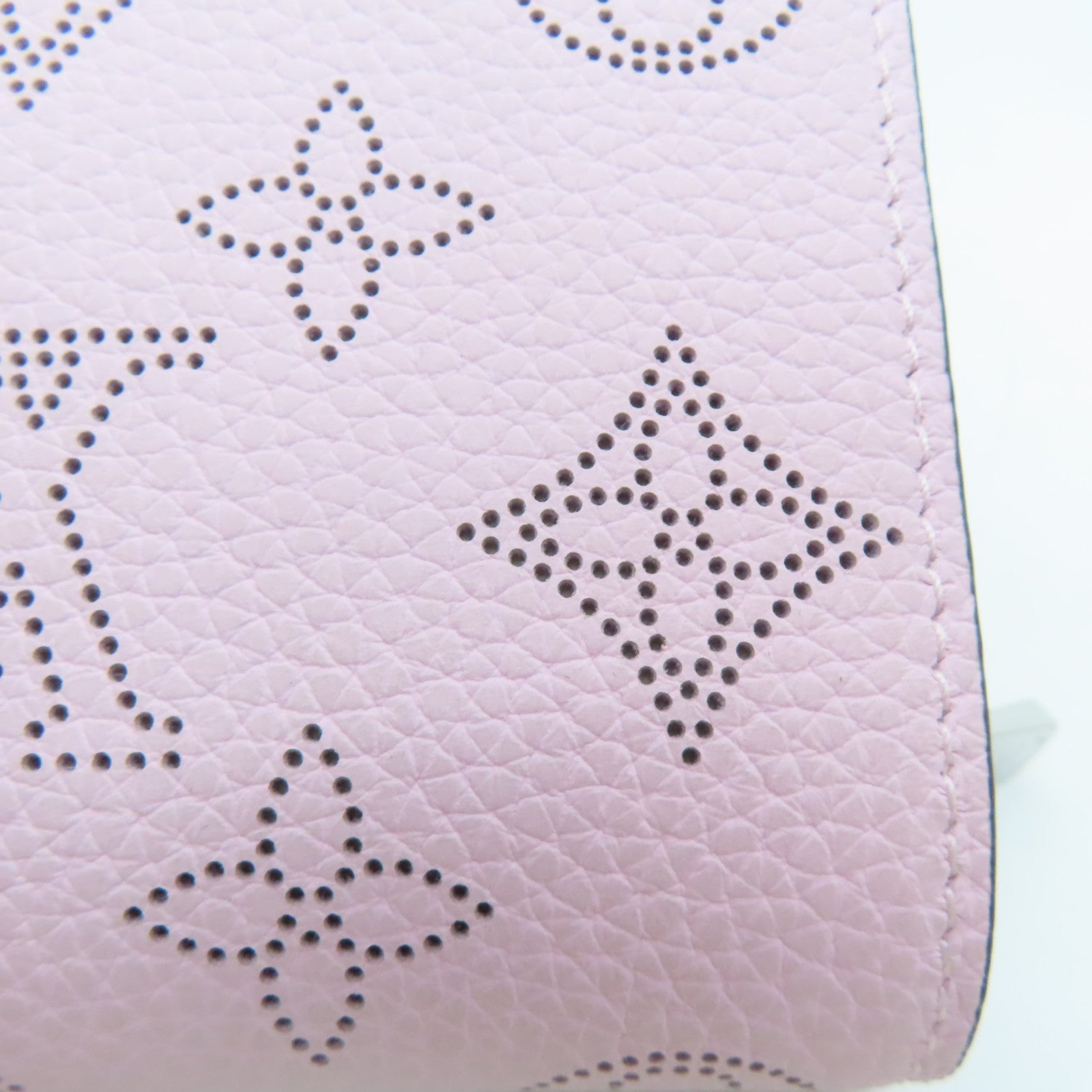 LOUIS VUITTON [Sharp Discount] Mahina Wallet Silver Buckle Wallet Pink