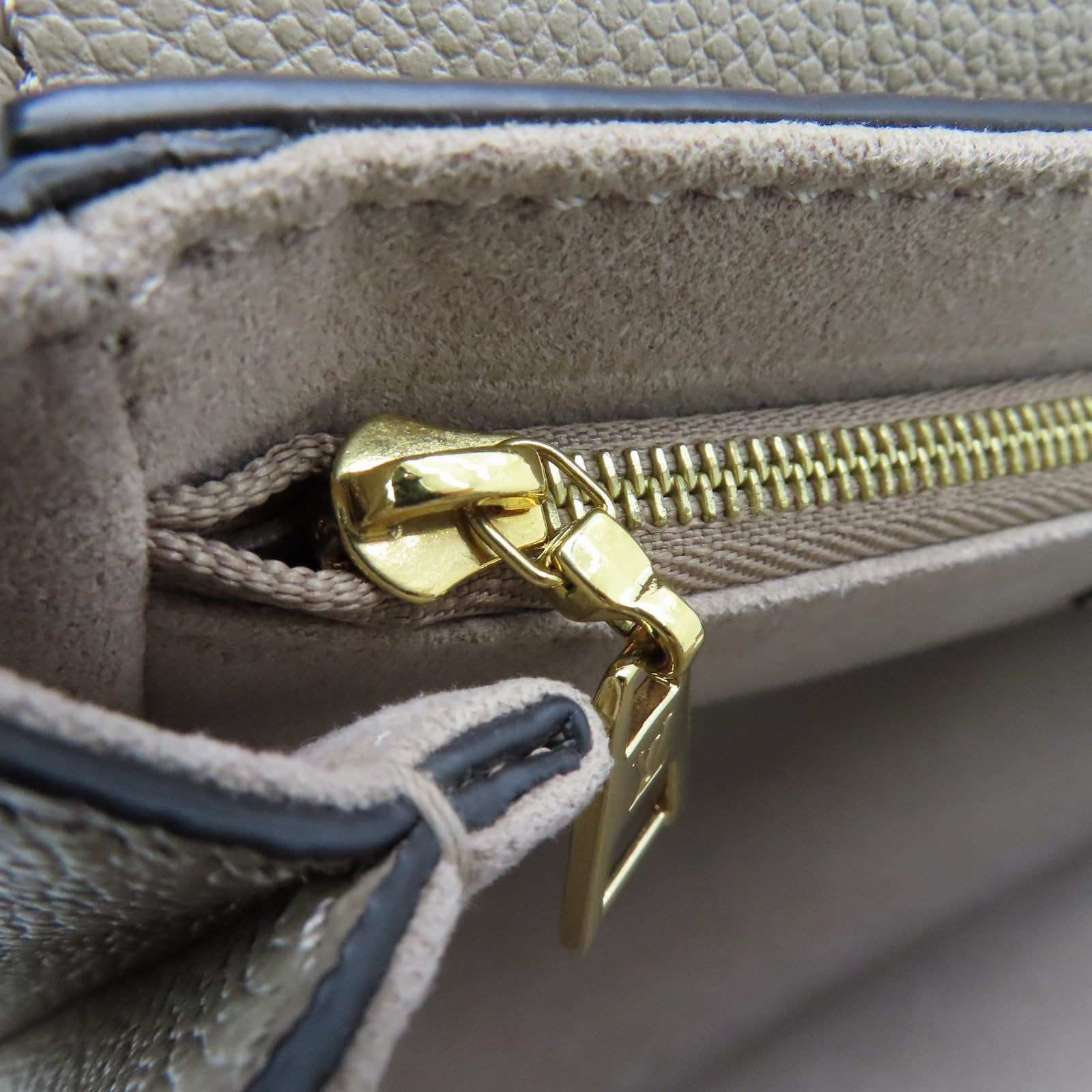 LOUIS VUITTON Monogram Empreinte Vavin PM金扣肩背袋米色
