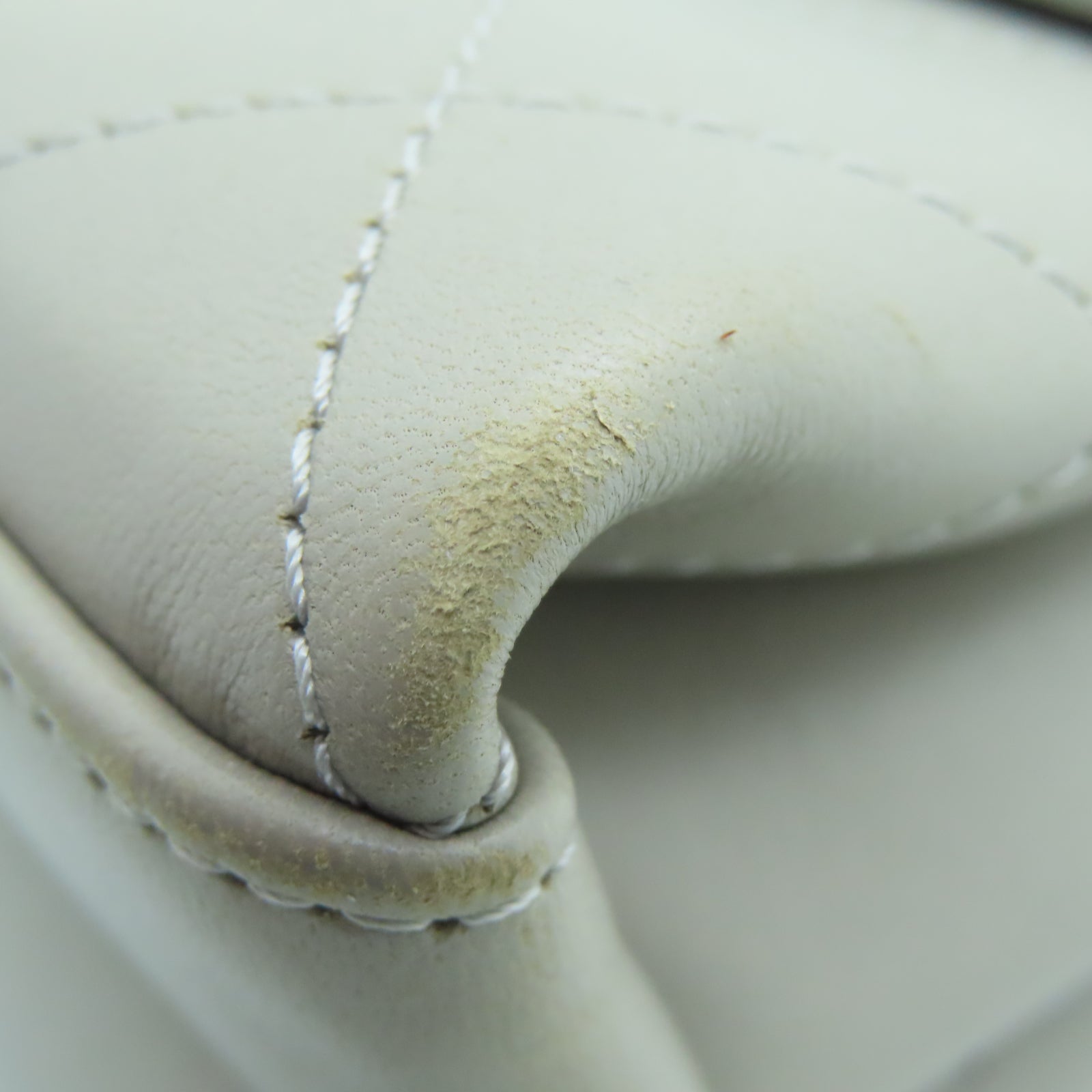 CHANEL 菱格牛皮皮革Chain Shoulder金扣鏈帶肩背袋灰色