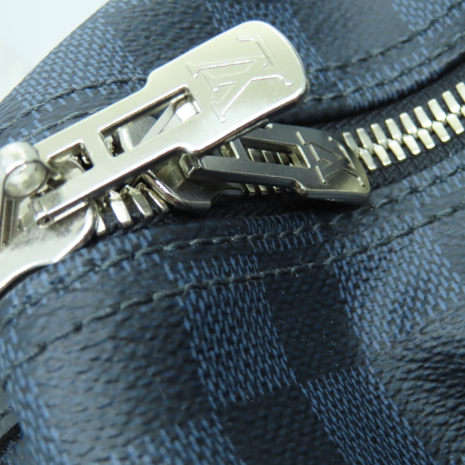 LOUIS VUITTON Damier Keepall 55 Bandoulie金扣手挽肩背兩用袋藍色/黑色