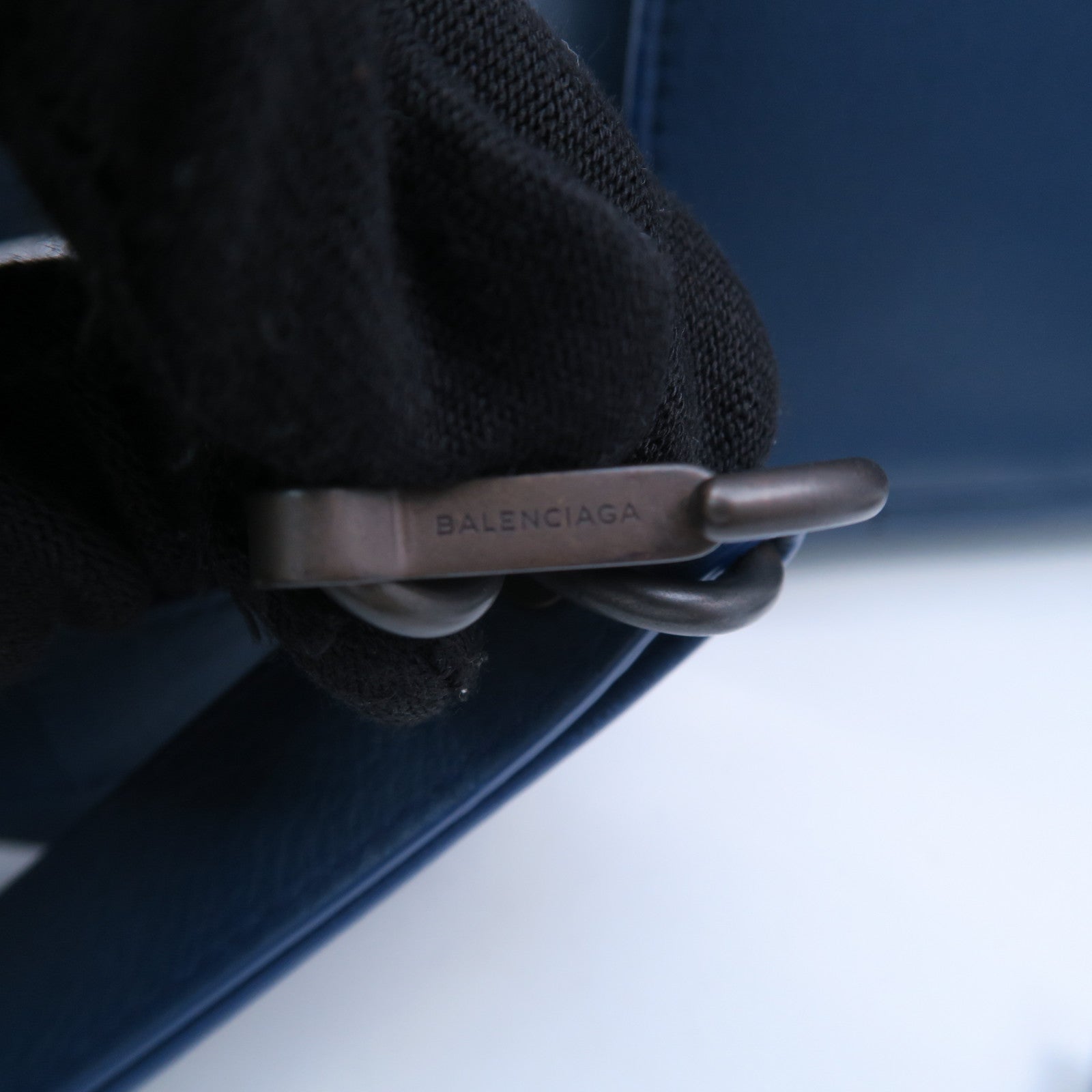 BALENCIAGA 牛皮皮革Blackout City黑扣手挽肩背两用袋蓝色