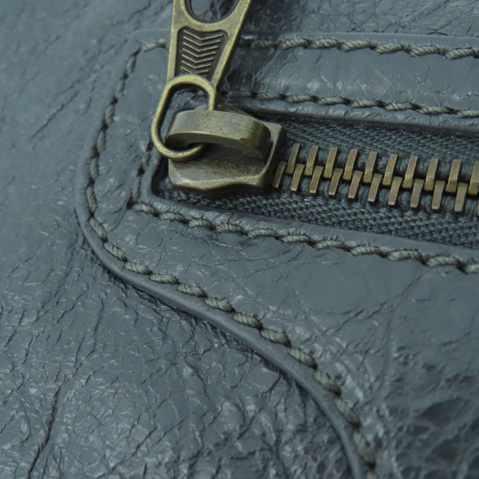 BALENCIAGA 牛皮皮革Clutch金扣手拿包灰色