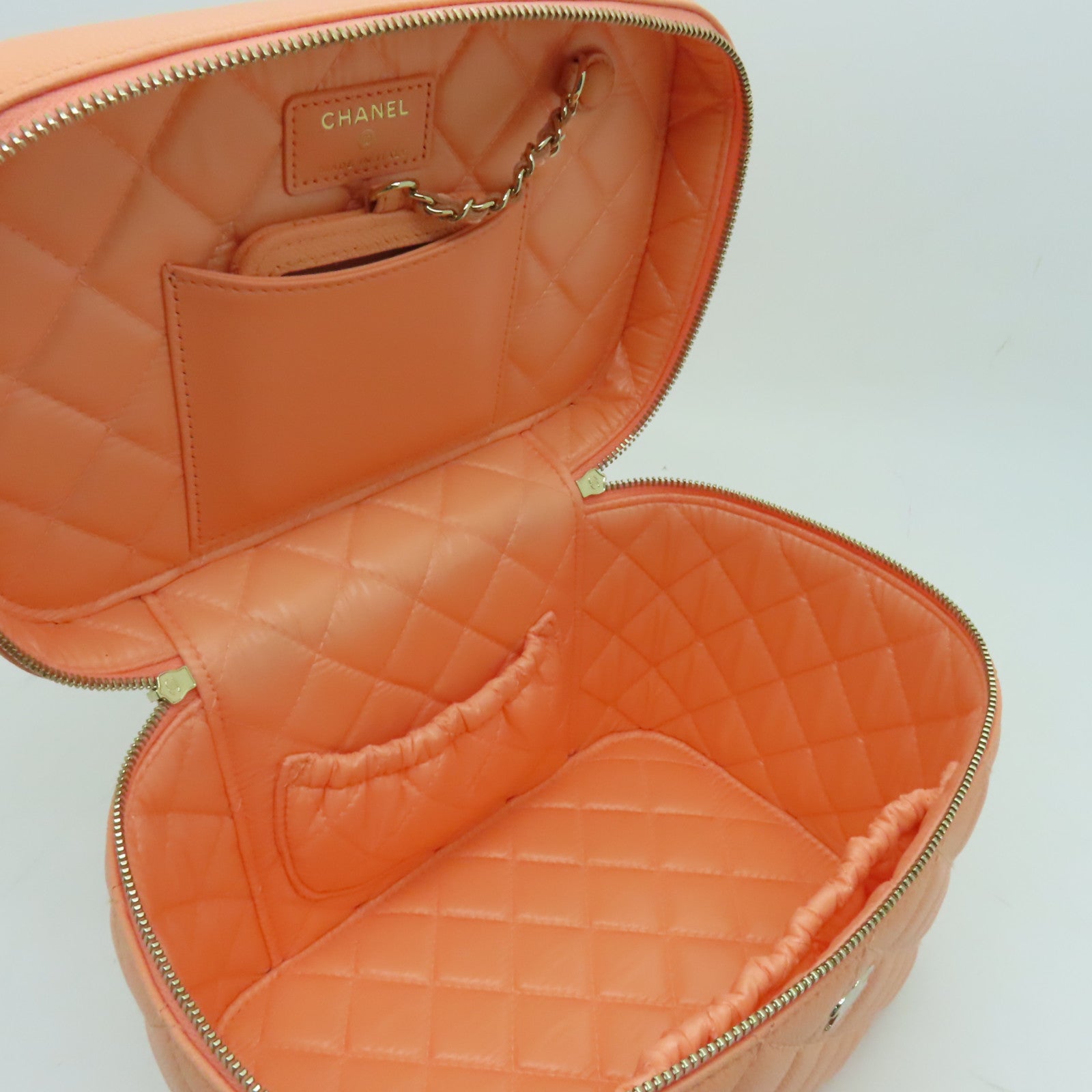 CHANEL 菱格Caviar皮革Classic Vanity Pouch金扣化妝袋淺橙色