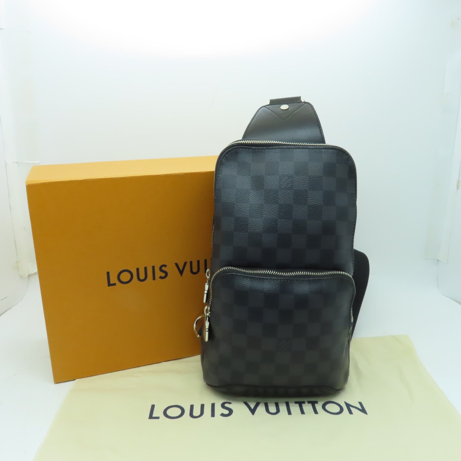 LOUIS VUITTON Damier Graphite Avenue Sling Bag銀扣單肩包黑色