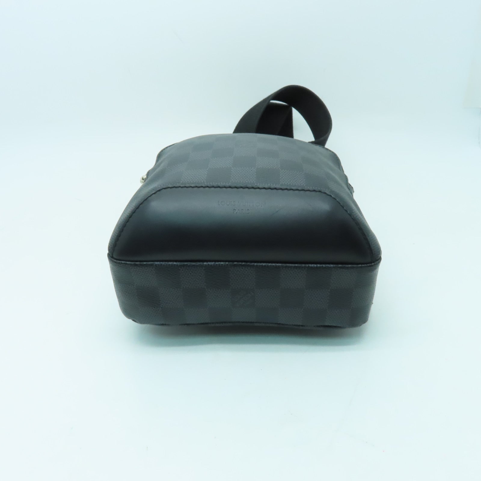 LOUIS VUITTON Damier Graphite Avenue Sling Bag銀扣單肩包黑色